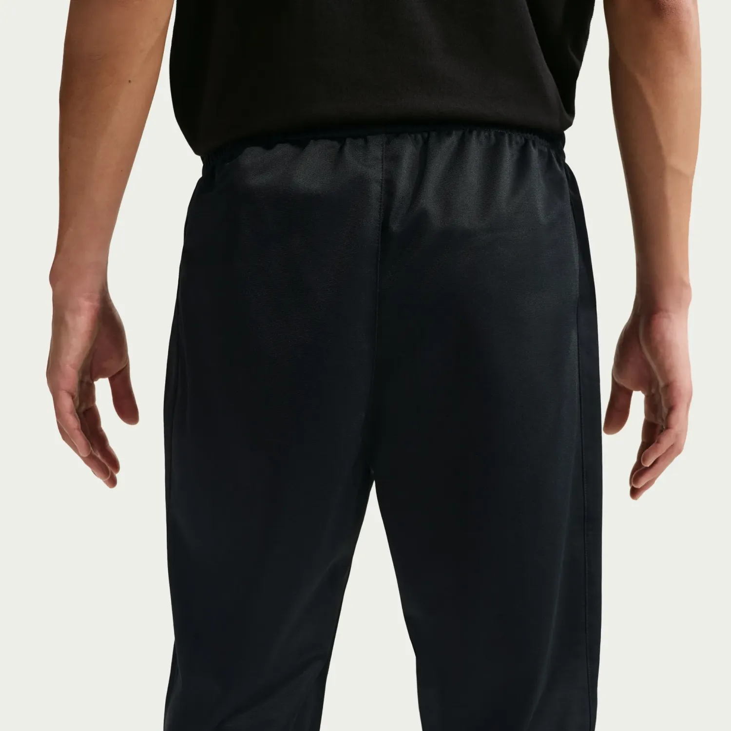 Conjunto Nike Sportswear Windrunner Hombre Poly-Knit color negro | Platanitos