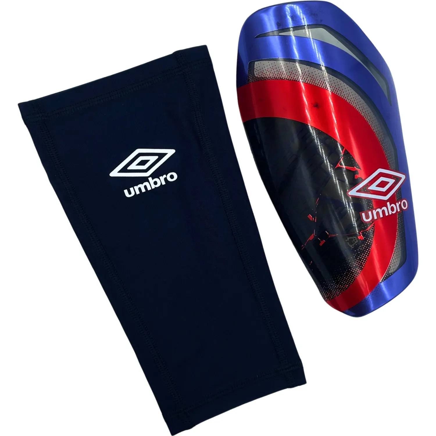 Canillera Umbro Futbol Unisex Neo Pro Tecta Ii Guard W/Sleeve color azulino / rojo | Platanitos