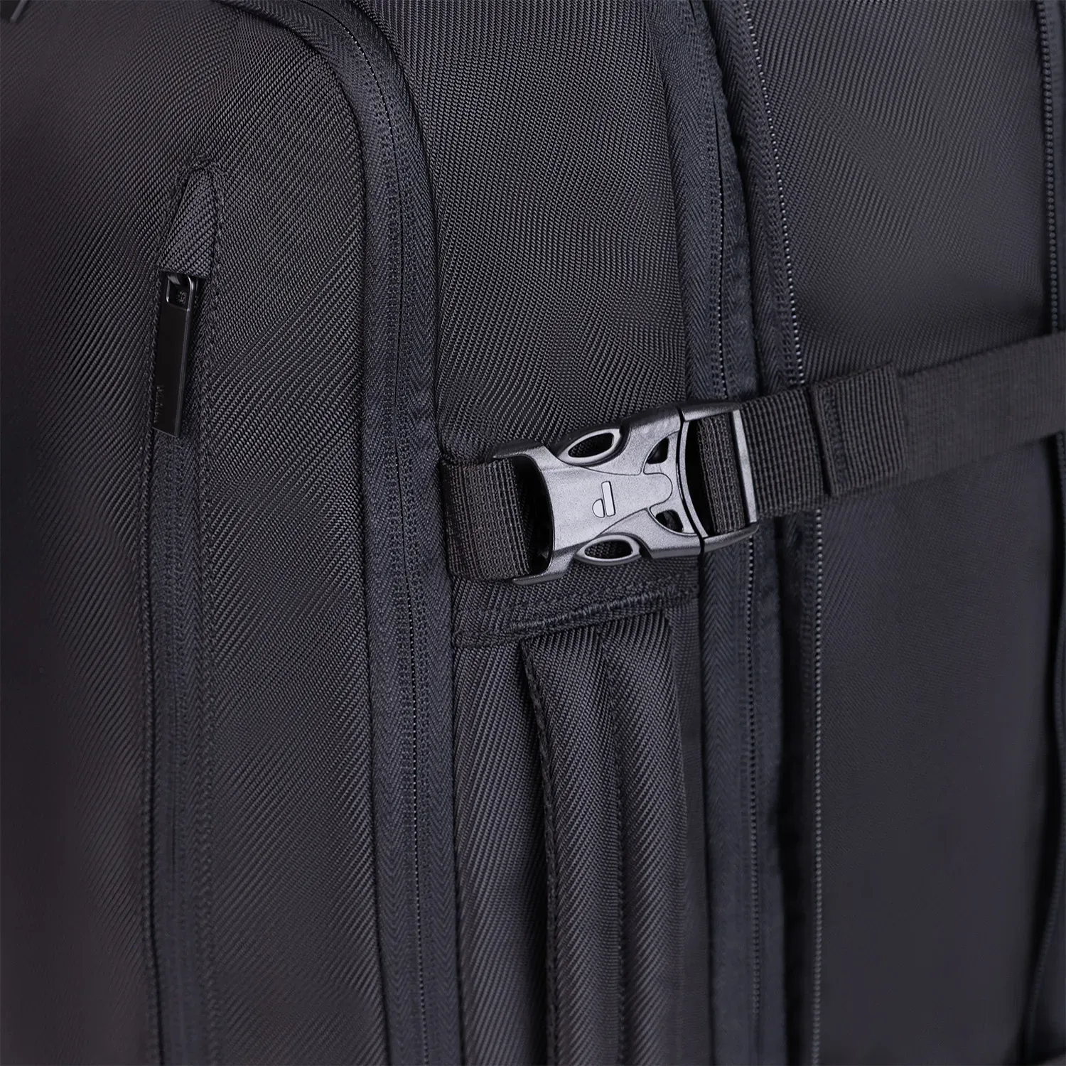 Mochila Porta Viajera Unisex Iberia color negro | Platanitos