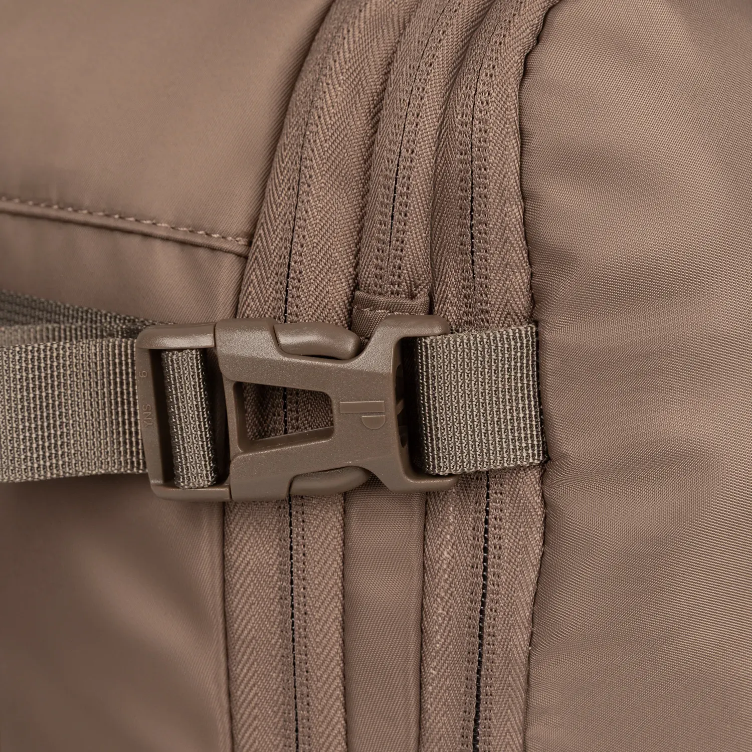 PORTA Mochila Porta Viajera Unisex Kegel color marron | Platanitos
