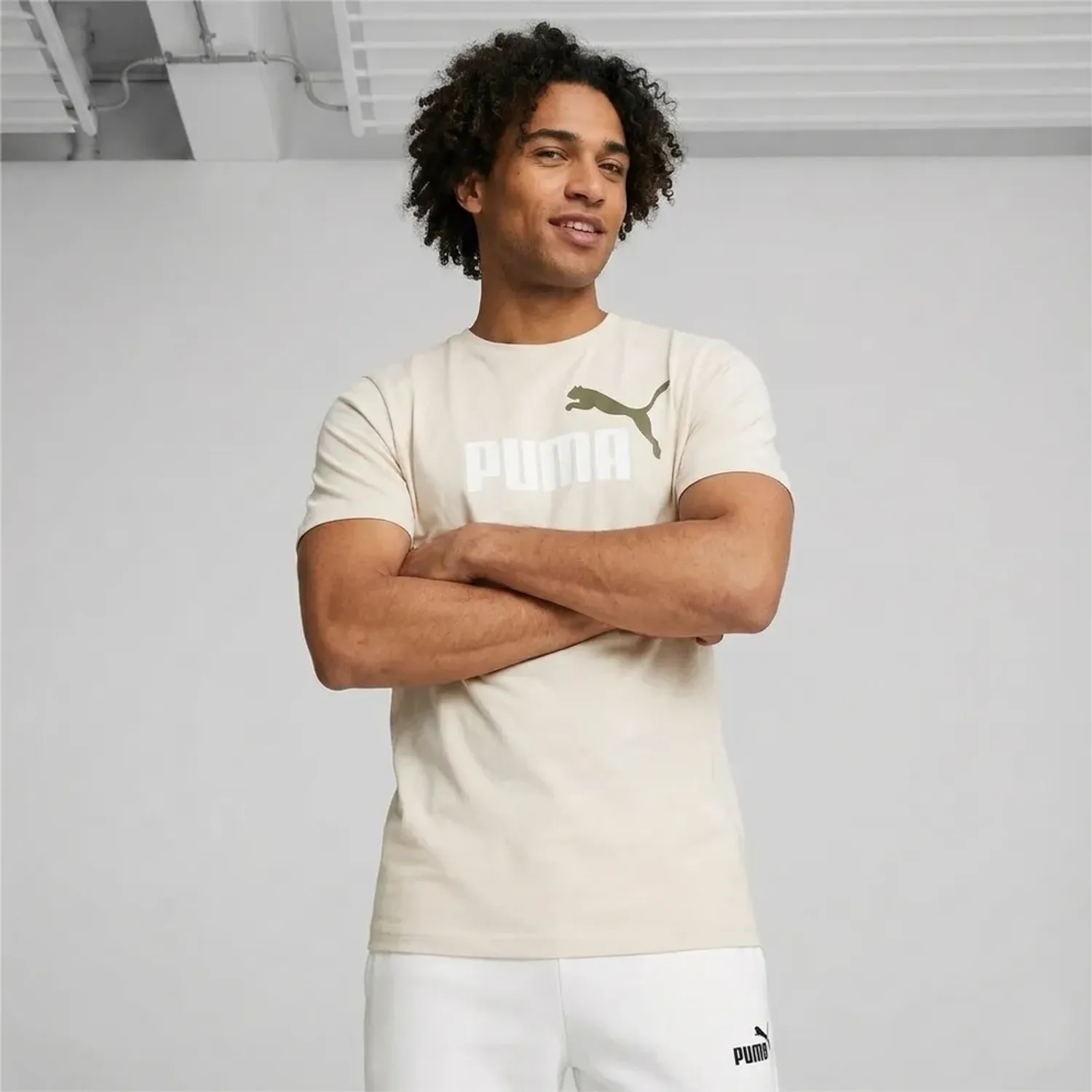 Polo Puma Deportivo Hombre Graphics 2 Color No. 1 Logo Tee color crema | Platanitos