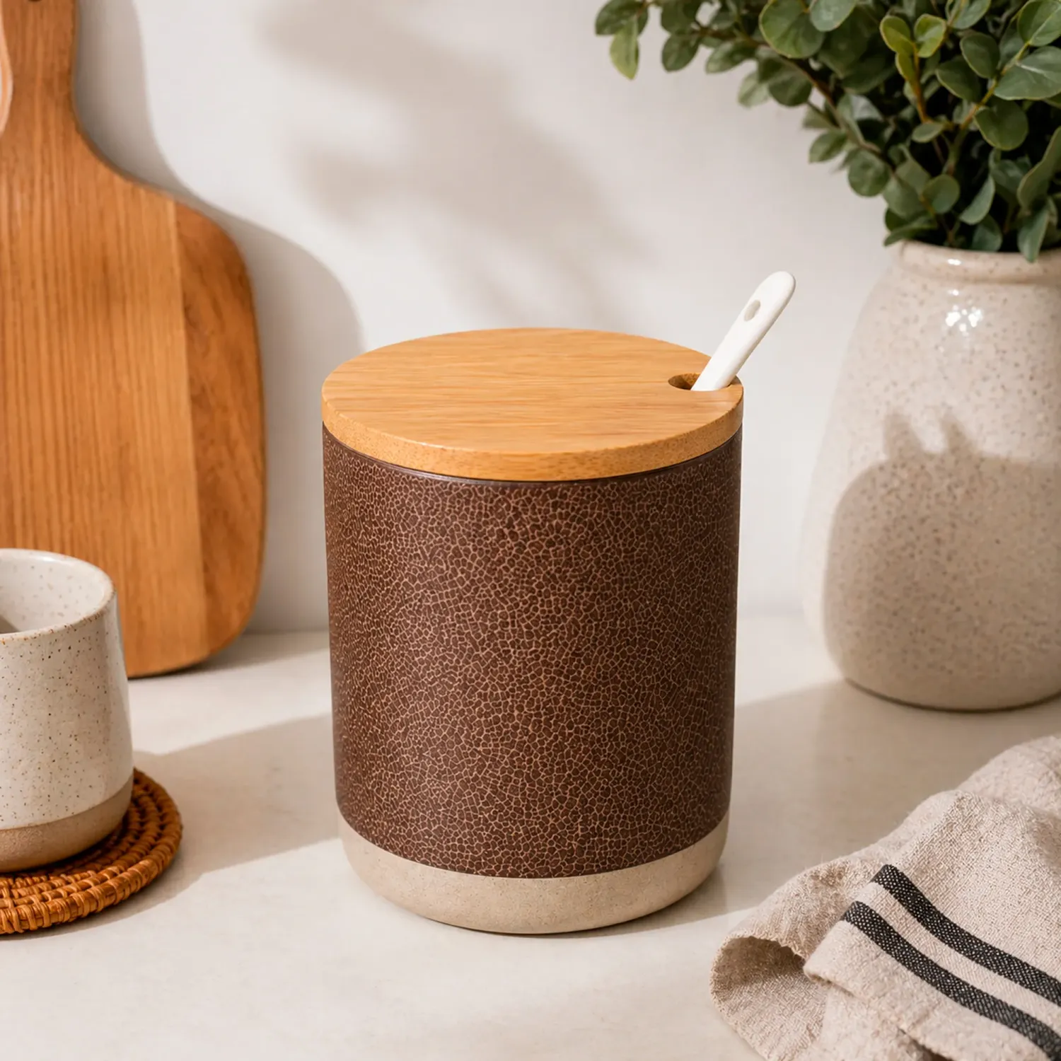 Frasco Ichimatsu De Porcelana Con Tapa De Madera Y Cucharita De 310 Ml color marron | Platanitos