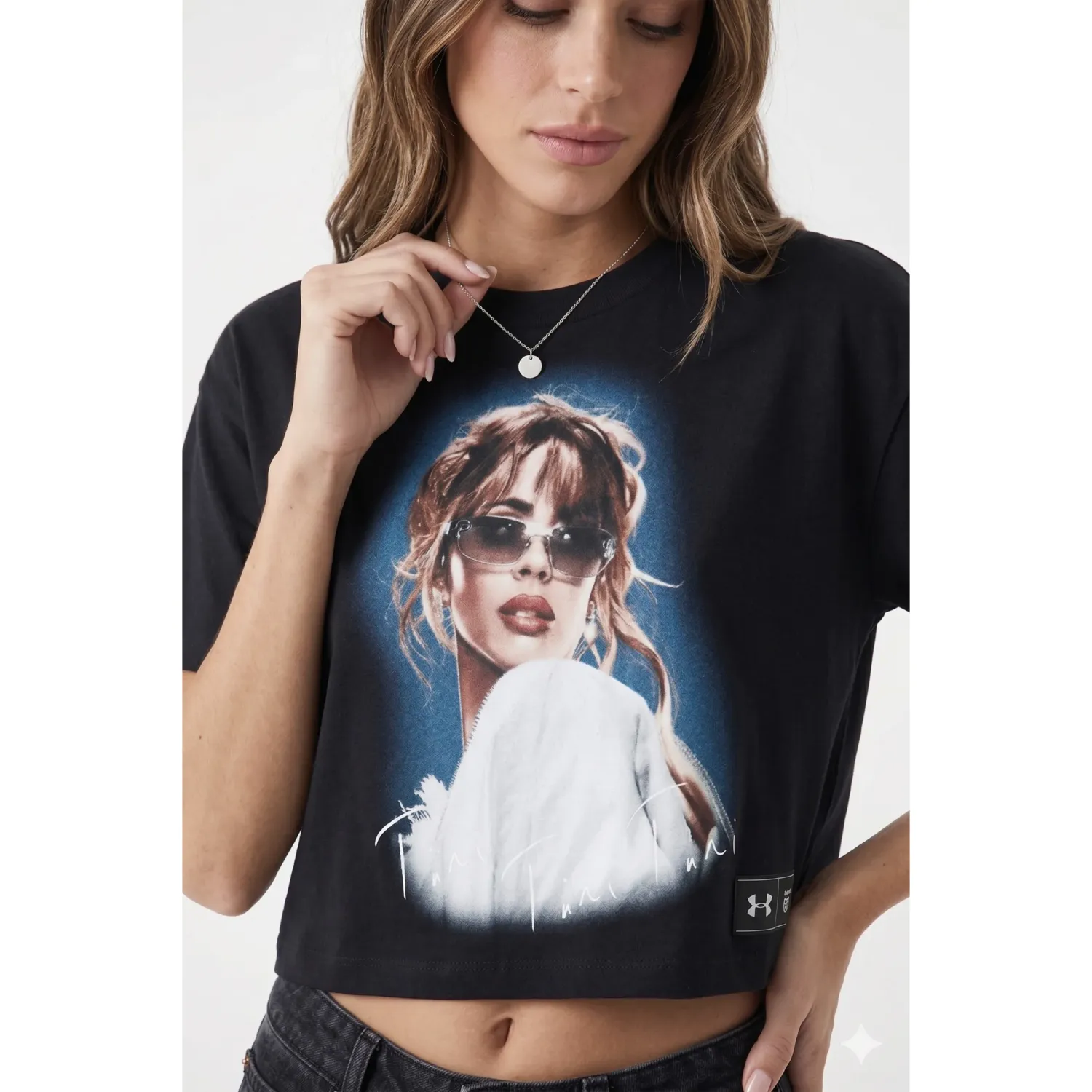 Polo Under Armour Tini Mujer Live Crop Ss  Futttura color negro | Platanitos
