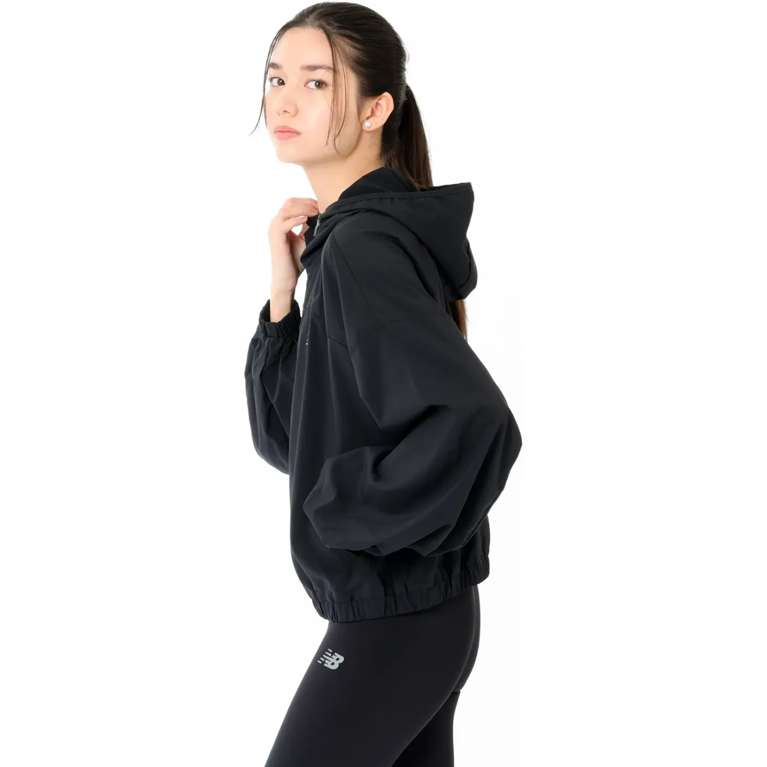 Casaca New Balance Training Mujer Sport Woven Jacket color negro | Platanitos