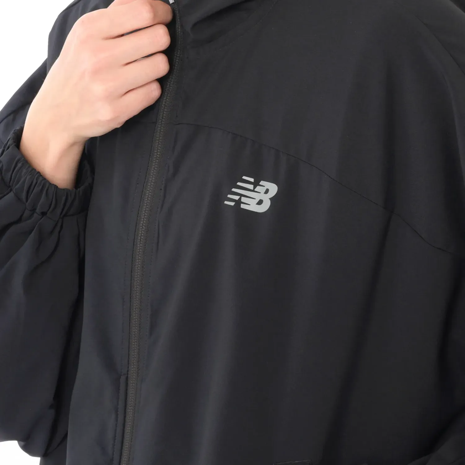 Casaca New Balance Training Mujer Sport Woven Jacket color negro | Platanitos