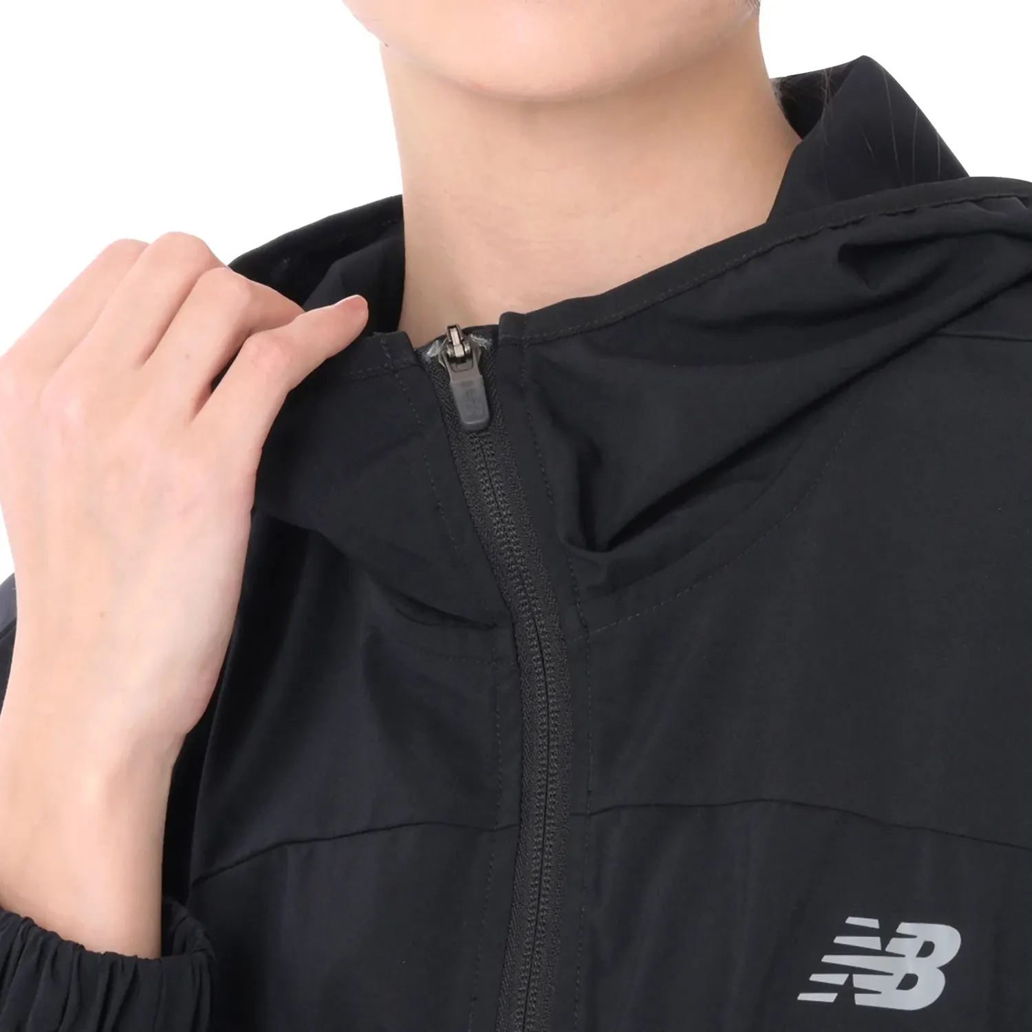 Casaca New Balance Training Mujer Sport Woven Jacket color negro | Platanitos