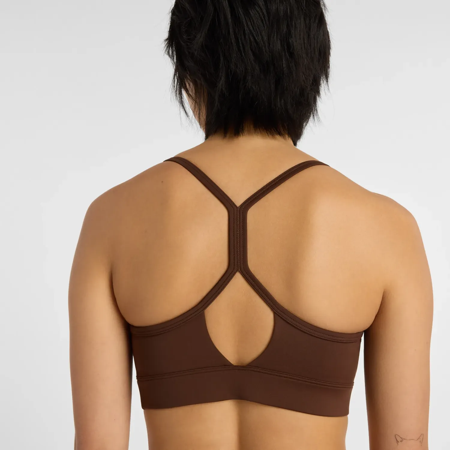 Top New Balance Training Mujer Nb Essential Yoga Bra color marron | Platanitos