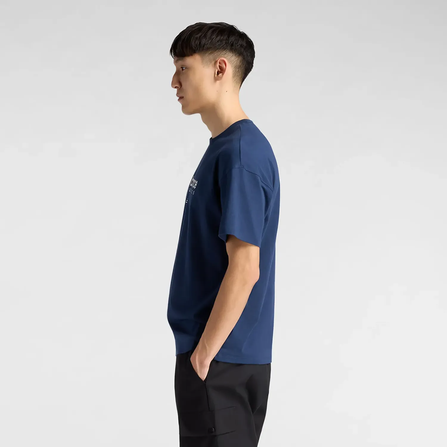 Polo New Balance Deportiva Hombre Linear Graphic T-Shirt color azul | Platanitos