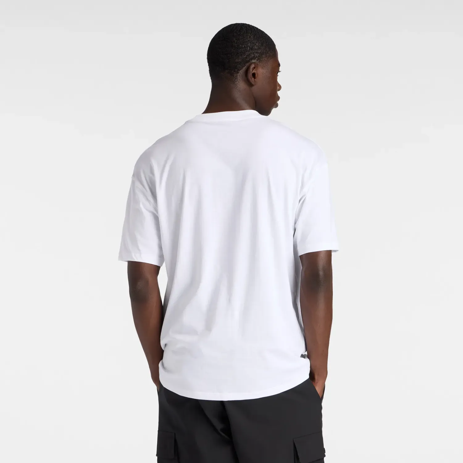 New Balance Polo New Balance Deportiva Hombre Linear Graphic T-Shirt color blanco | Platanitos