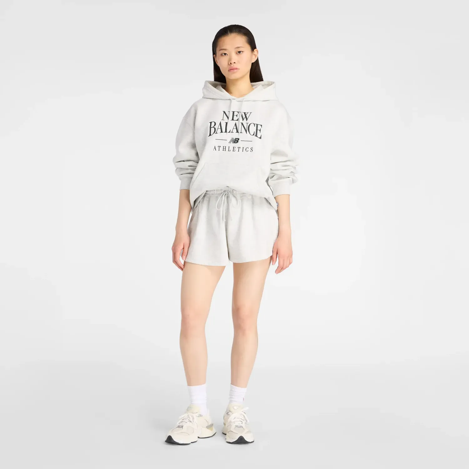 Polera New Balance Deportiva Mujer Linear Heritage Fleece Hoodie color gris | Platanitos