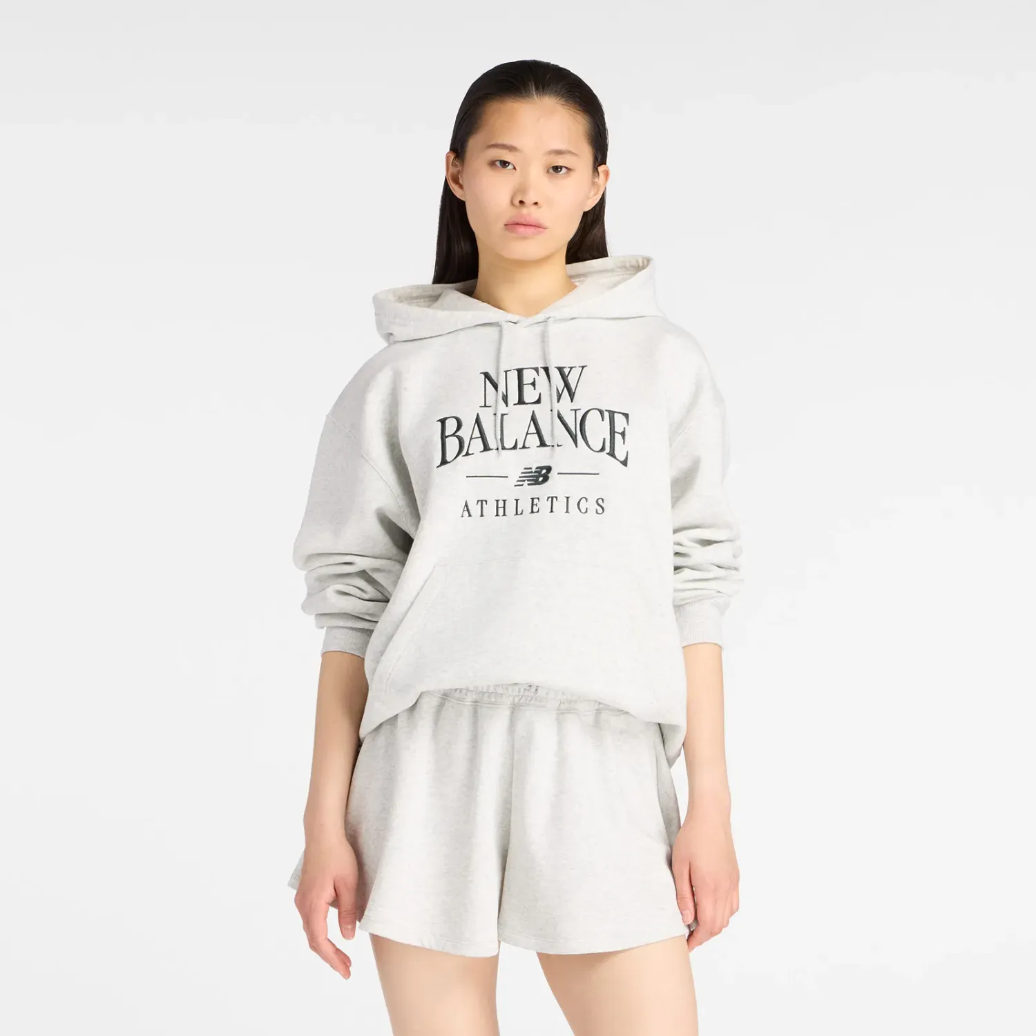 Polera New Balance Deportiva Mujer Linear Heritage Fleece Hoodie color gris | Platanitos