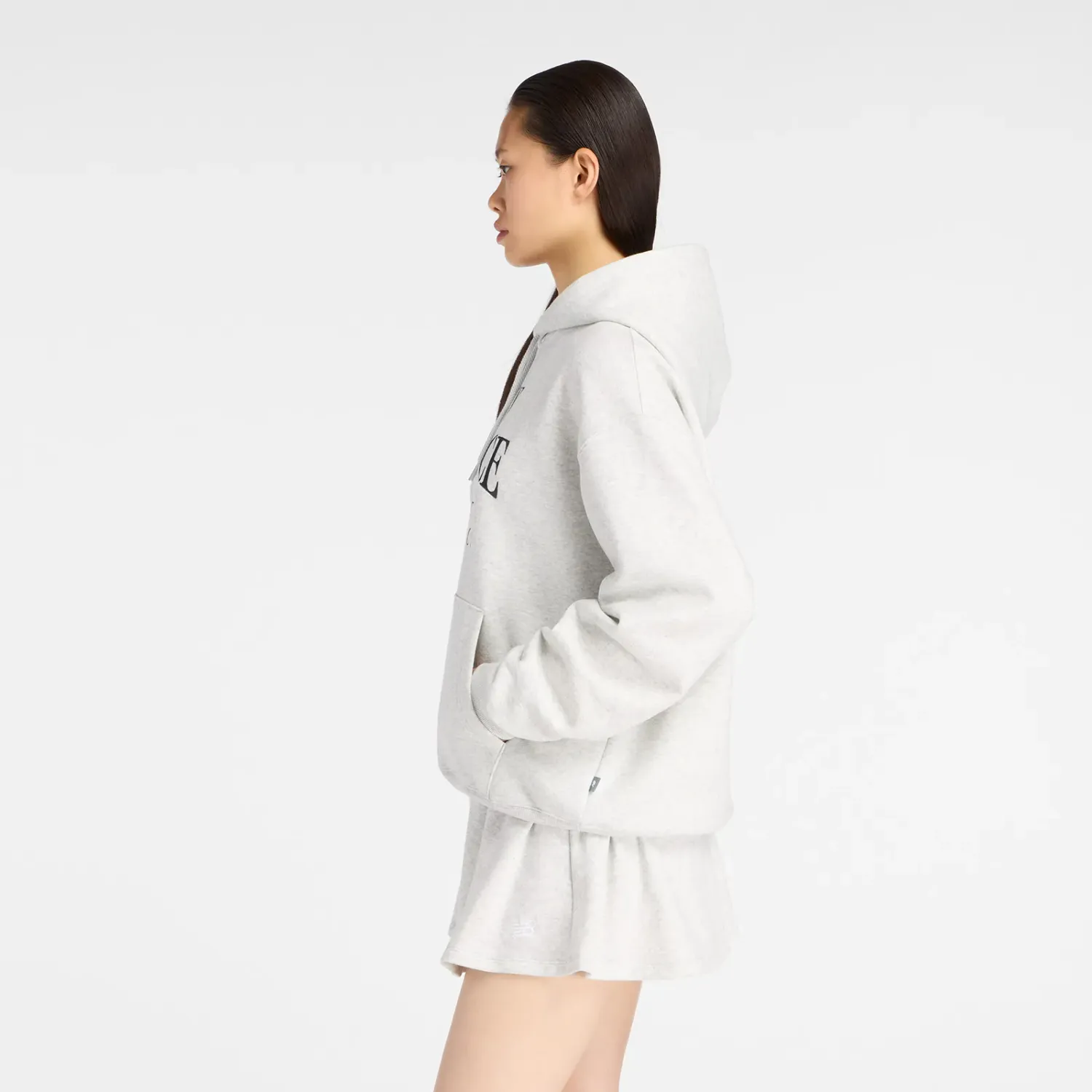 Polera New Balance Deportiva Mujer Linear Heritage Fleece Hoodie color gris | Platanitos