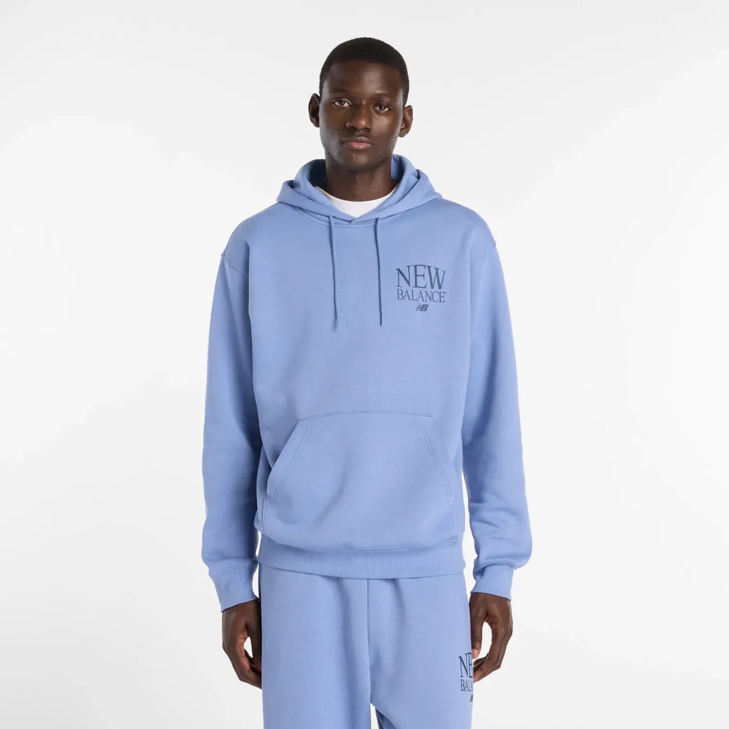 Polera New Balance Deportiva Hombre Reimagined Fleece Hoodie color azul | Platanitos