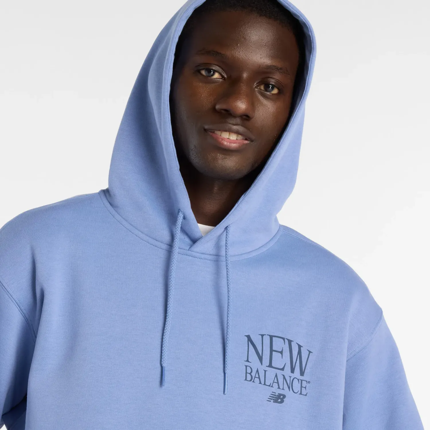 Polera New Balance Deportiva Hombre Reimagined Fleece Hoodie color azul | Platanitos