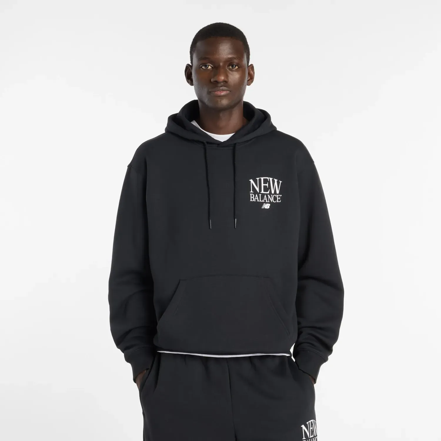 Polera New Balance Deportiva Hombre Reimagined Fleece Hoodie color negro | Platanitos
