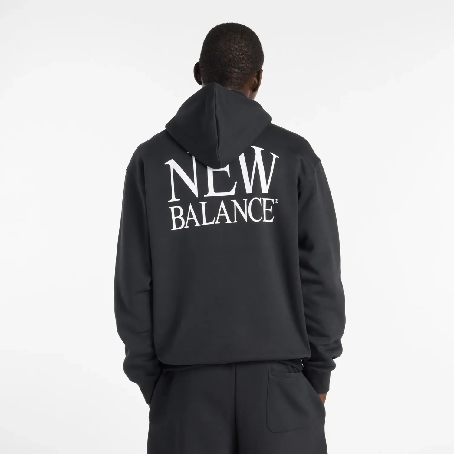 Polera New Balance Deportiva Hombre Reimagined Fleece Hoodie color negro | Platanitos