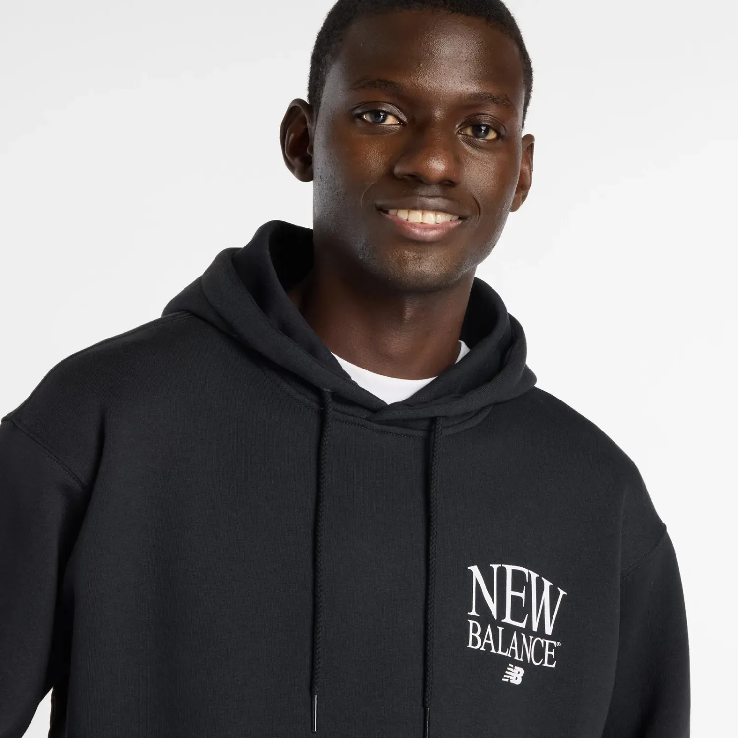 Polera New Balance Deportiva Hombre Reimagined Fleece Hoodie color negro | Platanitos