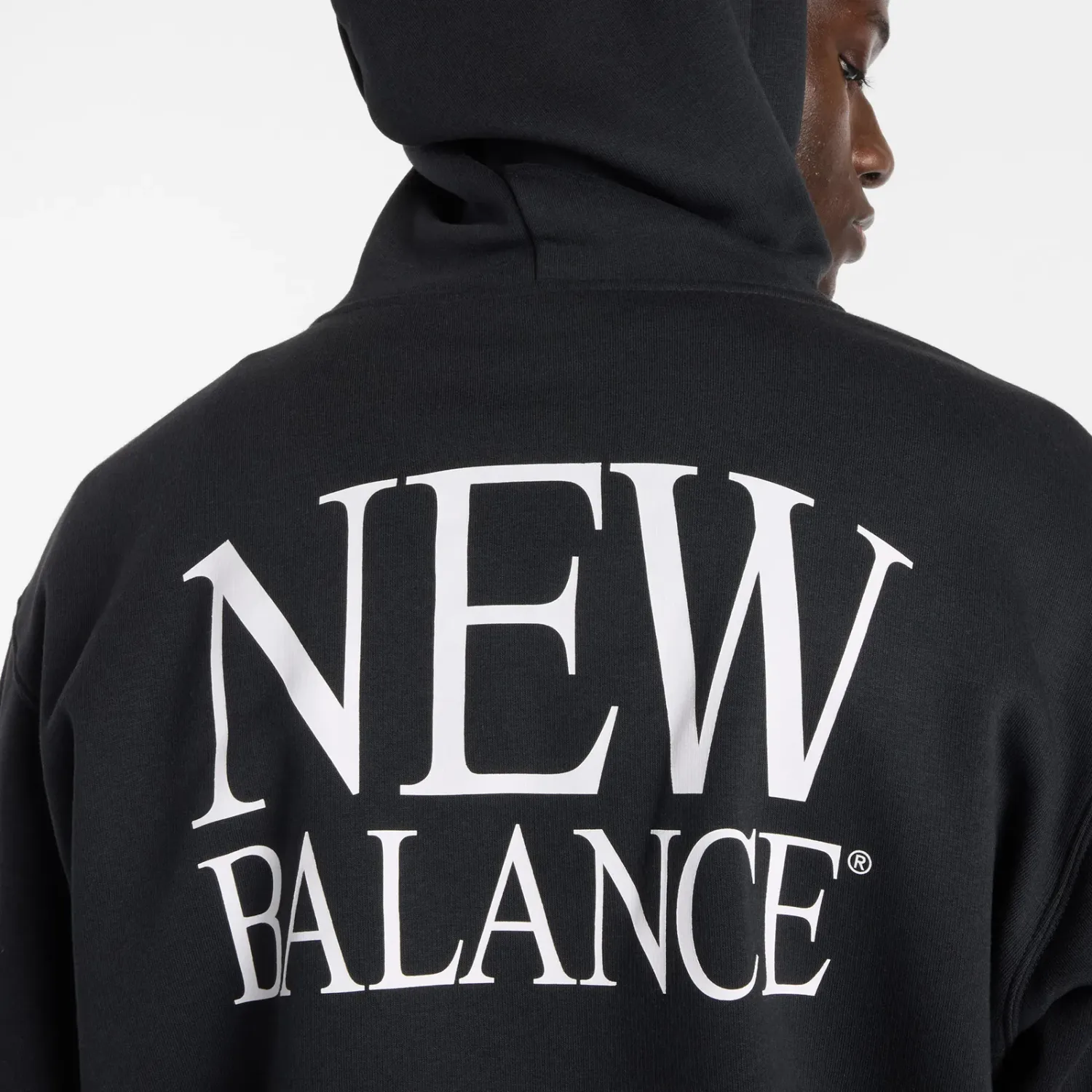 Polera New Balance Deportiva Hombre Reimagined Fleece Hoodie color negro | Platanitos