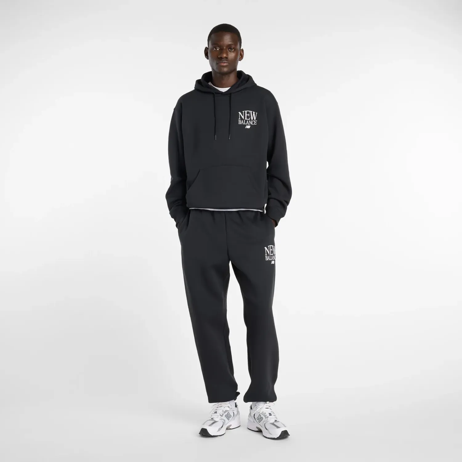 Jogger New Balance Deportiva Hombre Reimagined Fleece Jogger color negro | Platanitos