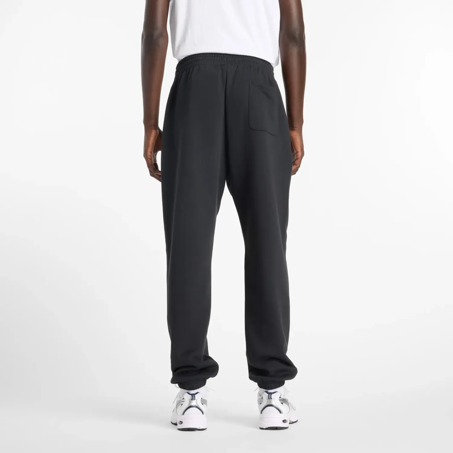 Jogger New Balance Deportiva Hombre Reimagined Fleece Jogger color negro | Platanitos