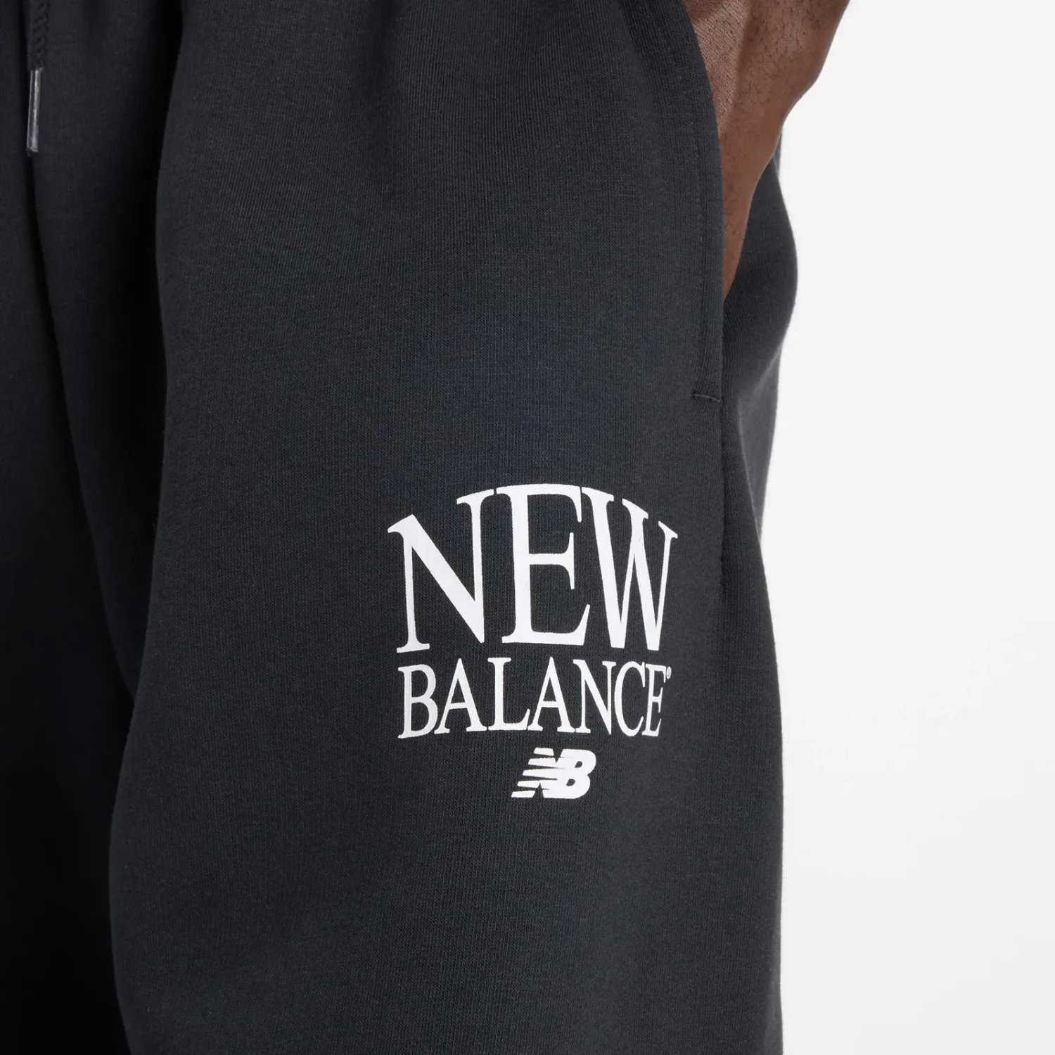 Jogger New Balance Deportiva Hombre Reimagined Fleece Jogger color negro | Platanitos