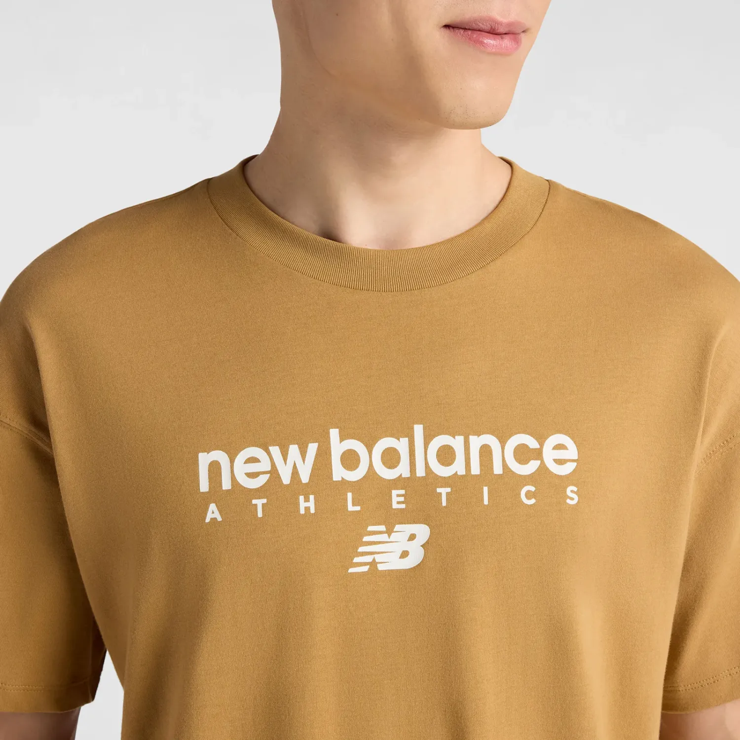 Polo New Balance Deportiva Hombre Linear Graphic T-Shirt color mostaza | Platanitos