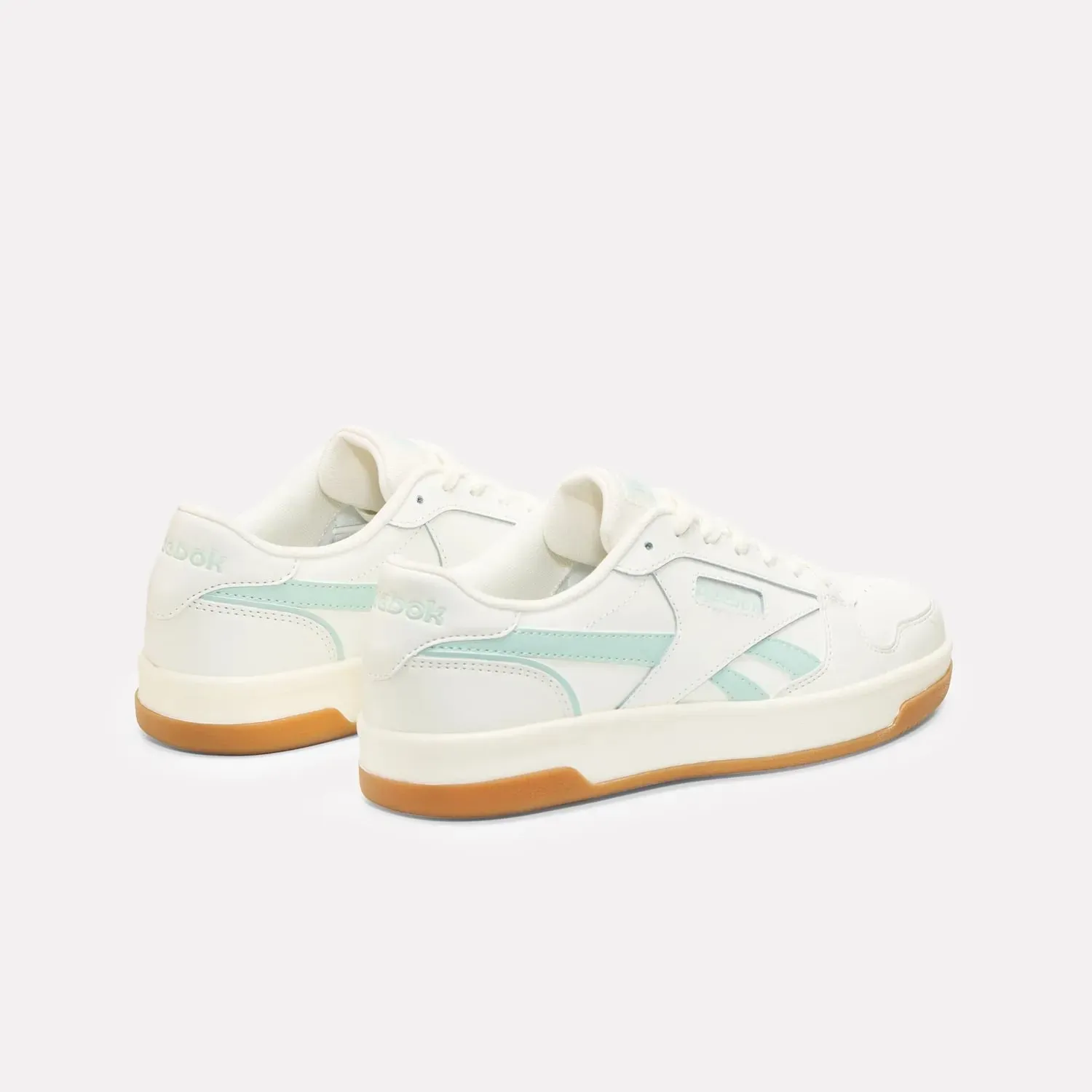 Zapatillas Reebok Urbanas Mujer Match Prime V2 color blanco | Platanitos