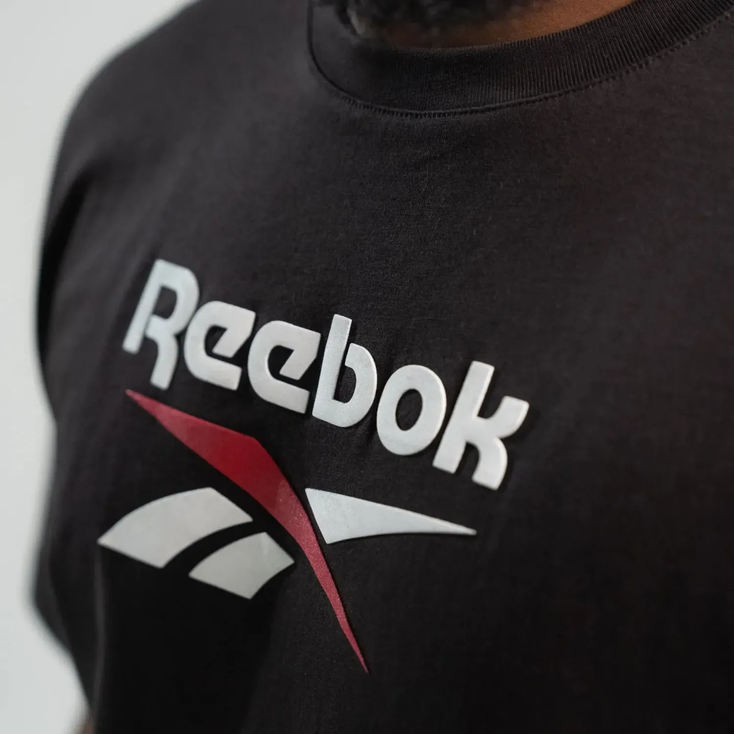 Polo Reebok Deportiva Hombre Mid Stack Logo color negro | Platanitos