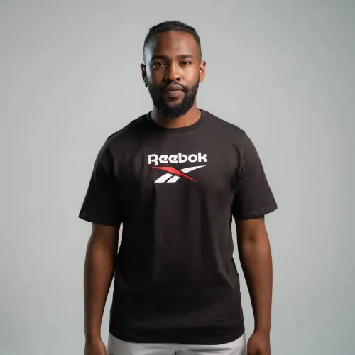 Polo Reebok Deportiva Hombre Mid Stack Logo color negro | Platanitos