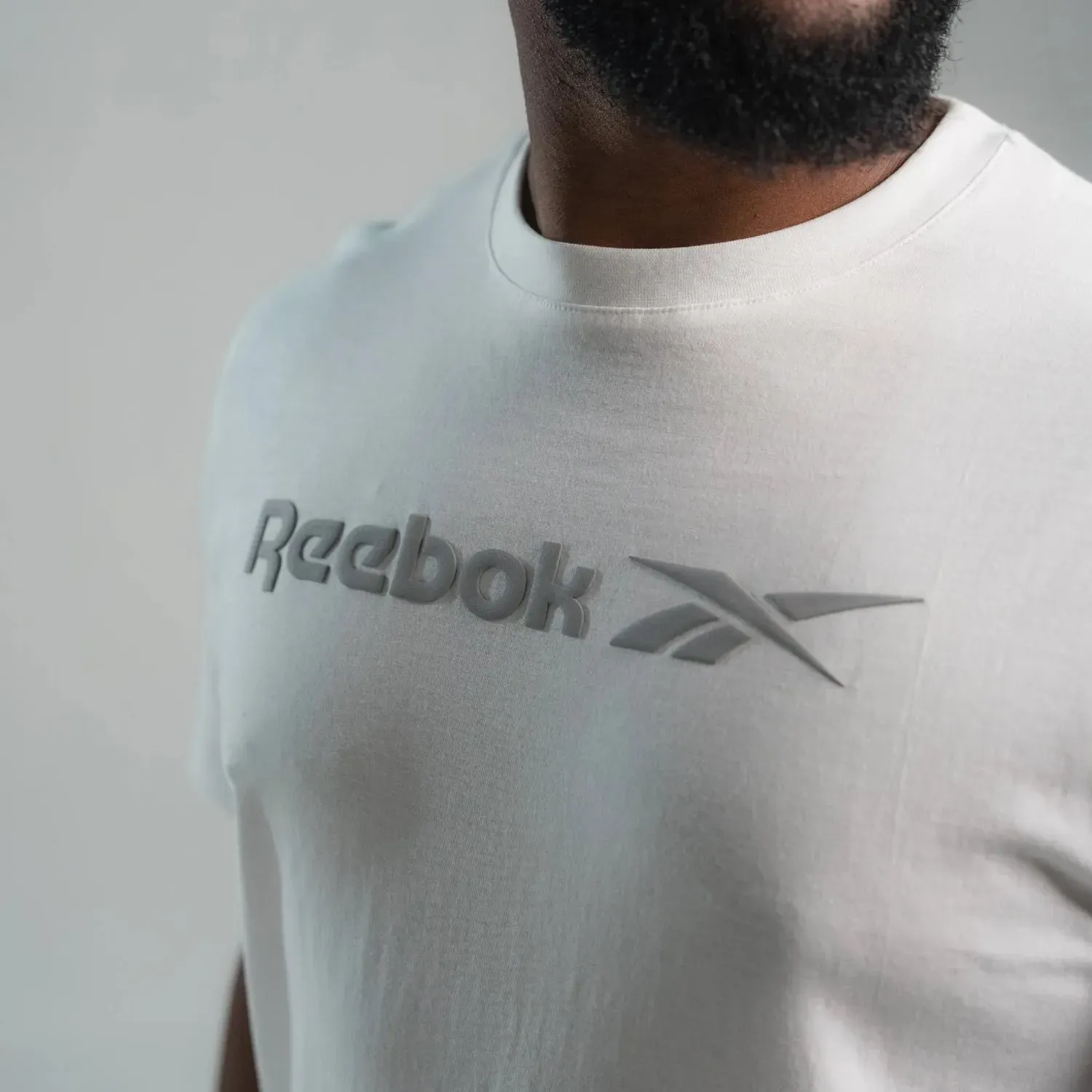 Polo Reebok Deportiva Hombre Big Long Logo color blanco | Platanitos