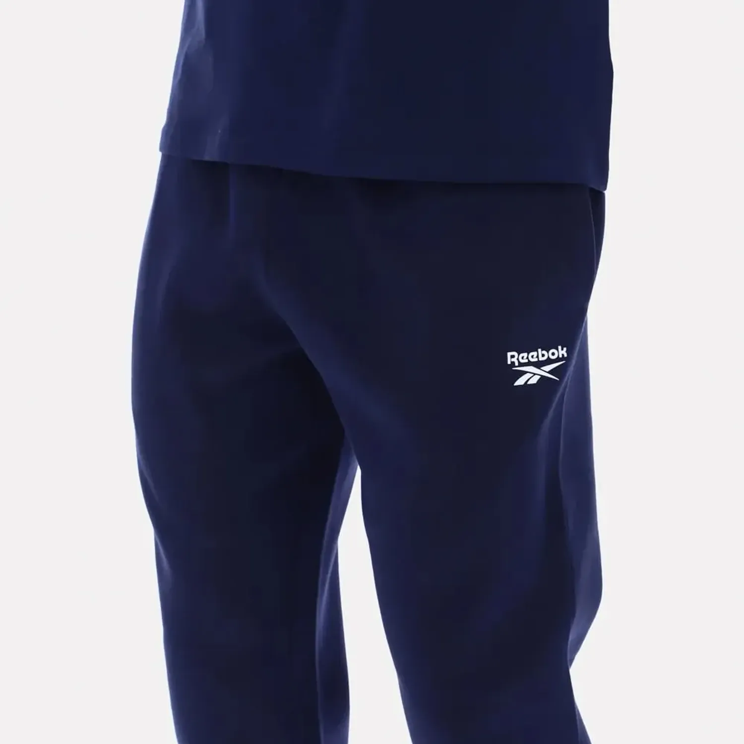 Reebok Pantalon Reebok Deportiva Hombre Andre Small Logo Cuffed color azul | Platanitos
