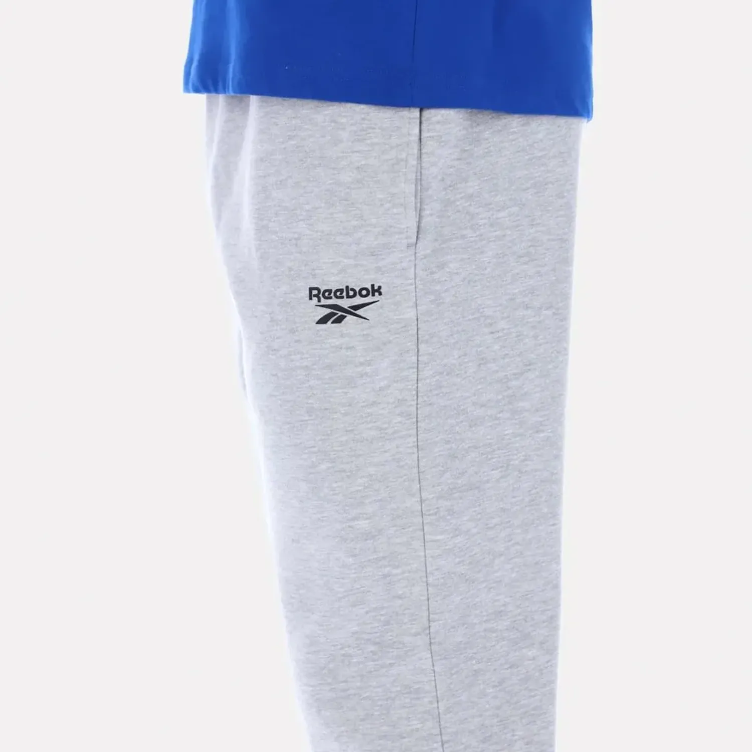 Reebok Pantalon Reebok Deportiva Hombre Andre Small Logo Cuffed color gris | Platanitos