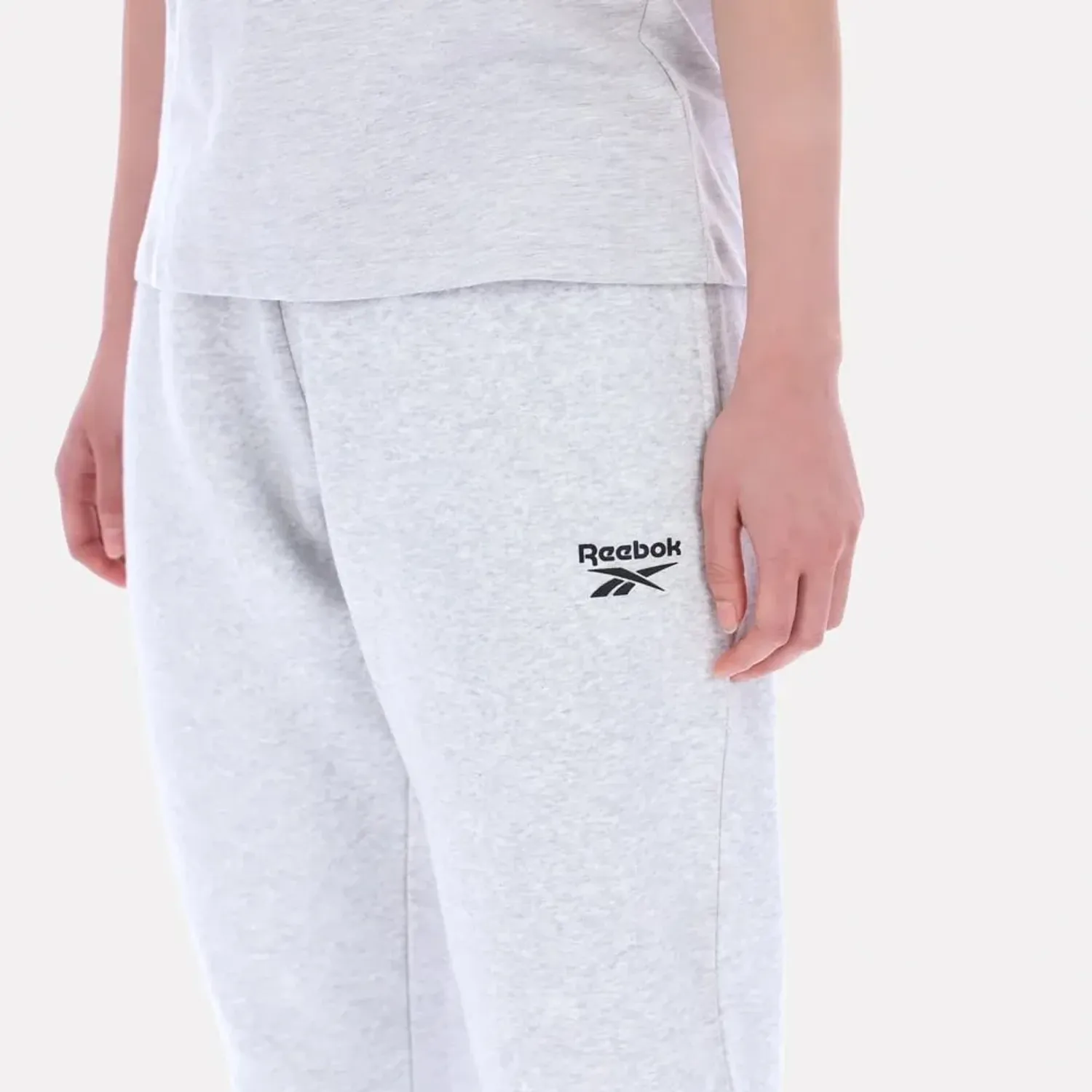Jogger Reebok Deportiva Mujer Erika Cuffed Jogger color gris | Platanitos