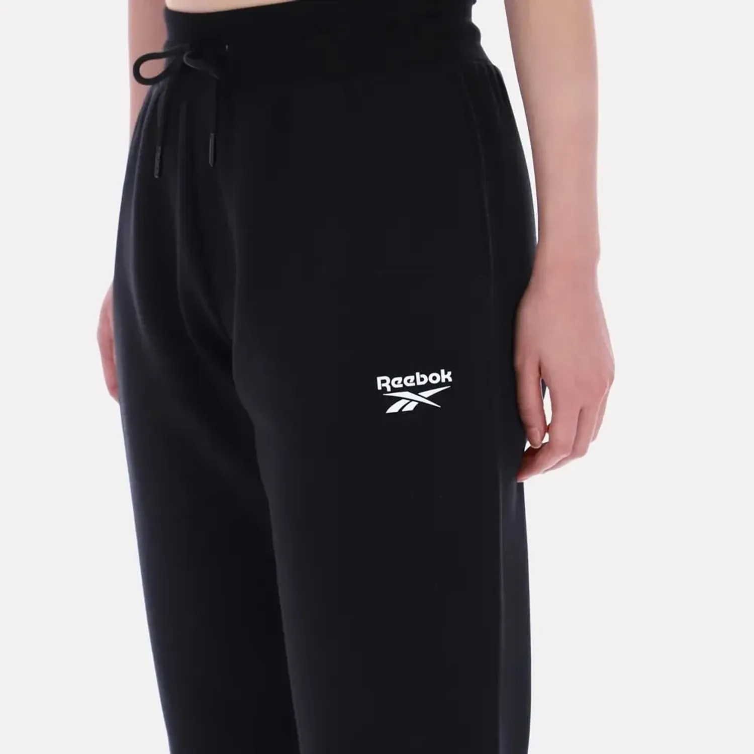 Jogger Reebok Deportiva Mujer Erika Cuffed Jogger color negro | Platanitos