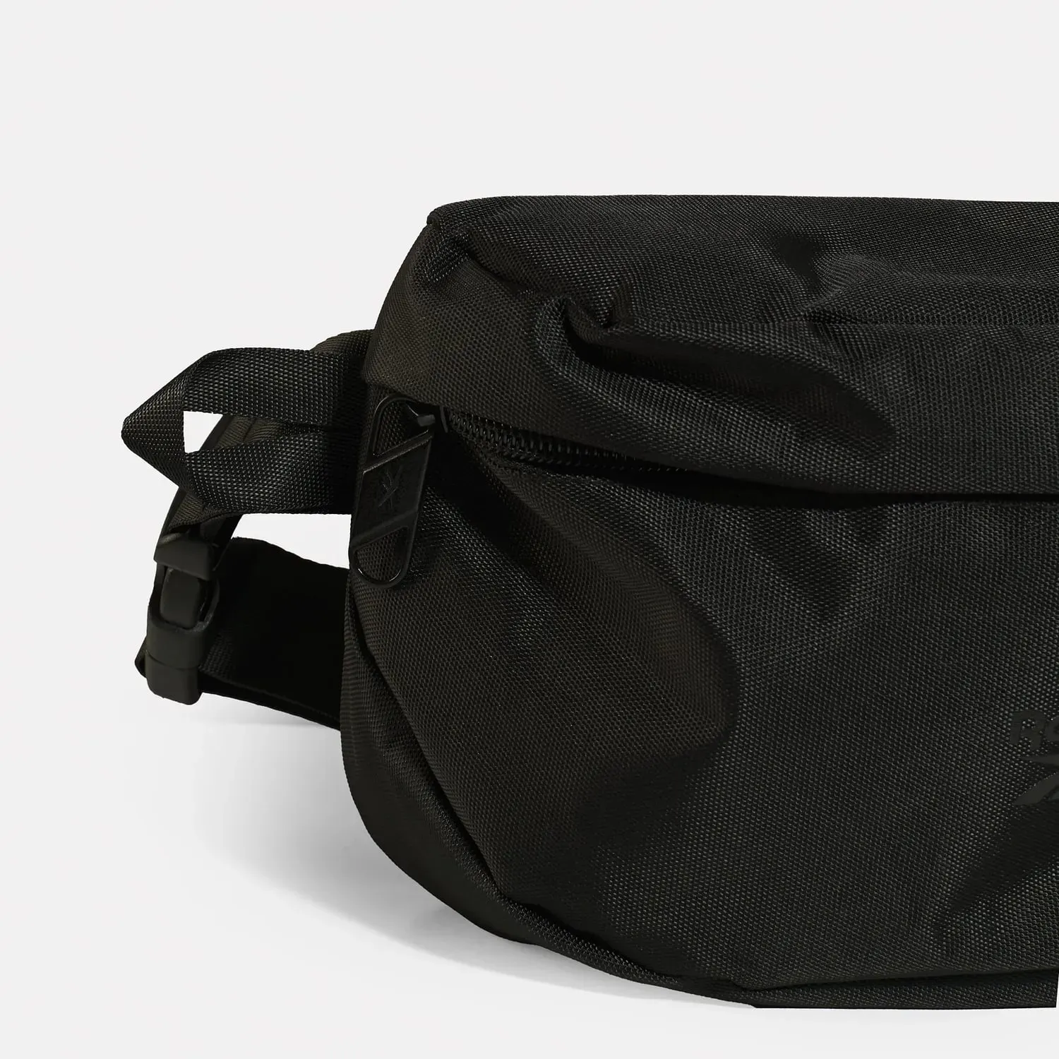 Canguro Reebok Training Unisex Lockup  Waistbag color negro | Platanitos