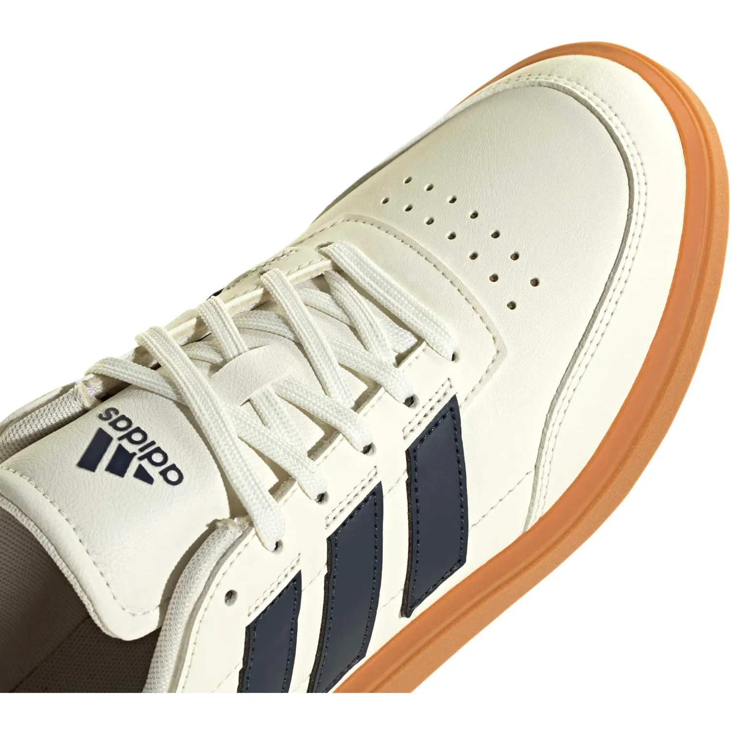 Zapatillas Adidas Urbanas Mujer Courtblock color blanco / negro | Platanitos