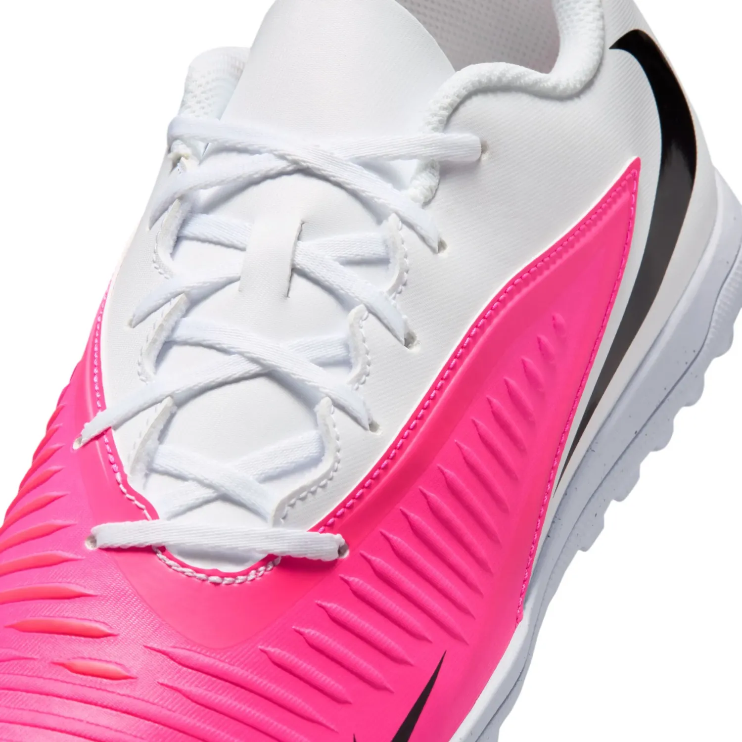 Zapatillas Nike De Futbol Unisex Phantom 6 Low Club Tf T color blanco / fucsia | Platanitos