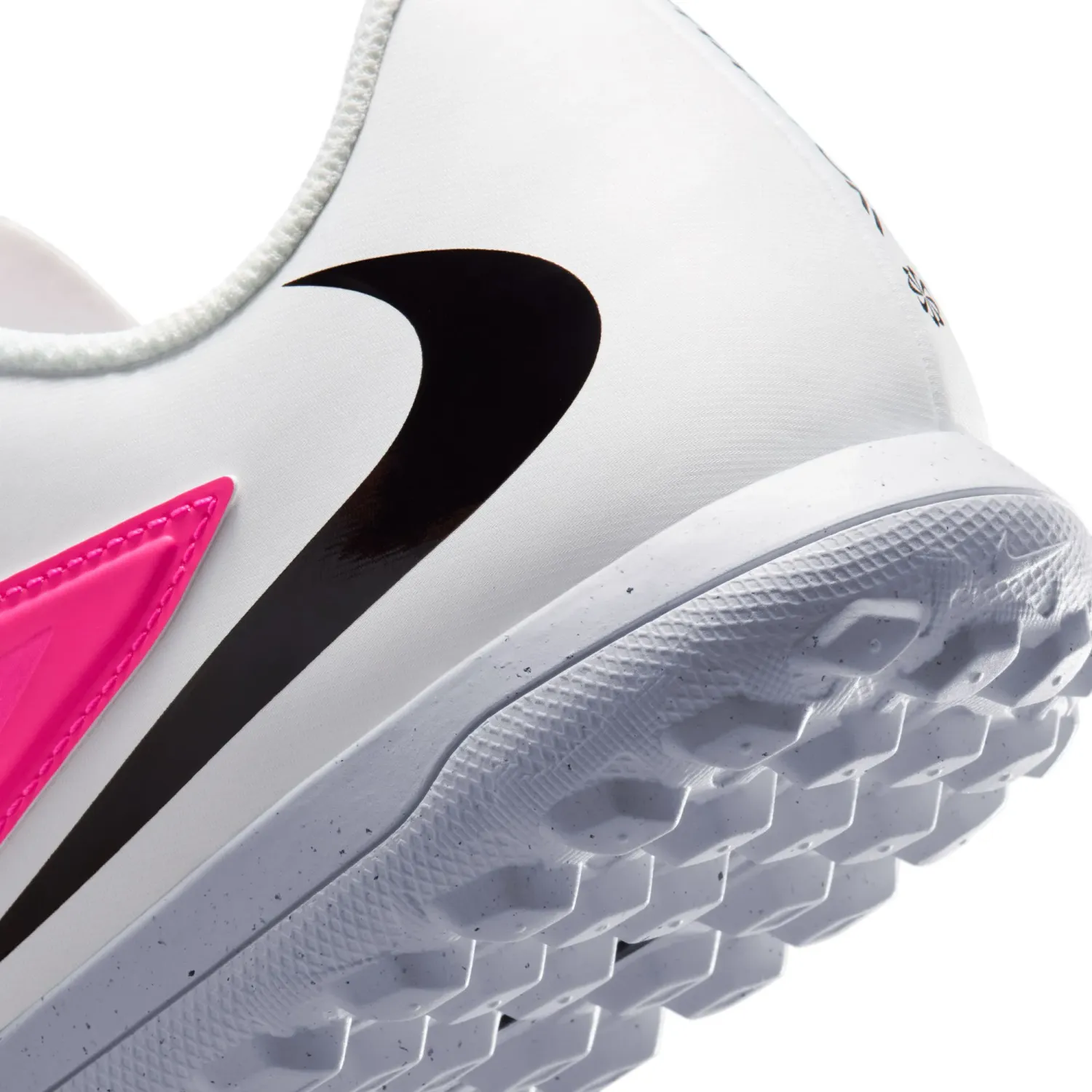 Zapatillas Nike De Futbol Unisex Phantom 6 Low Club Tf T color blanco / fucsia | Platanitos
