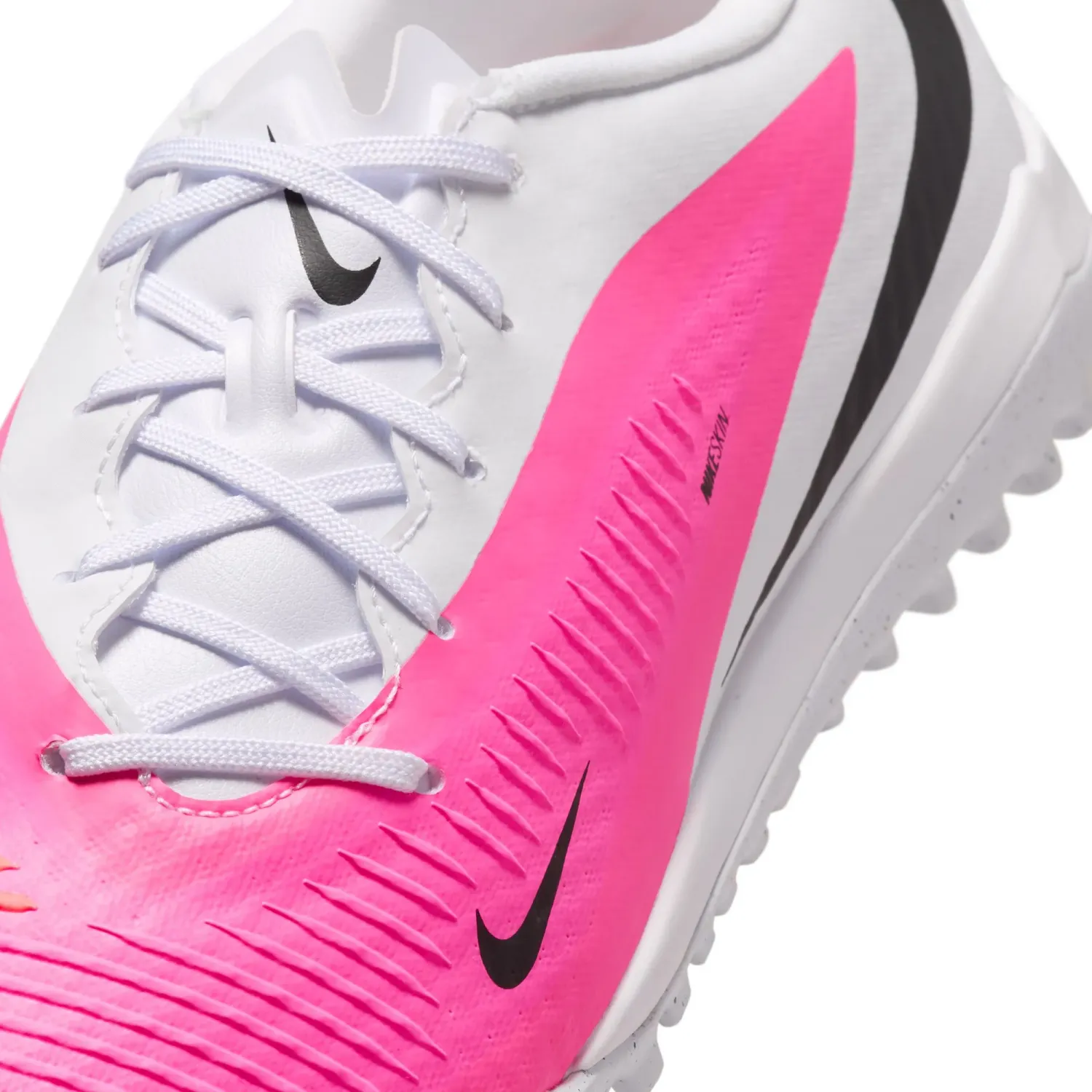 Nike Zapatillas Nike De Futbol Unisex Phantom 6 Low Acad Tf T color blanco / fucsia | Platanitos