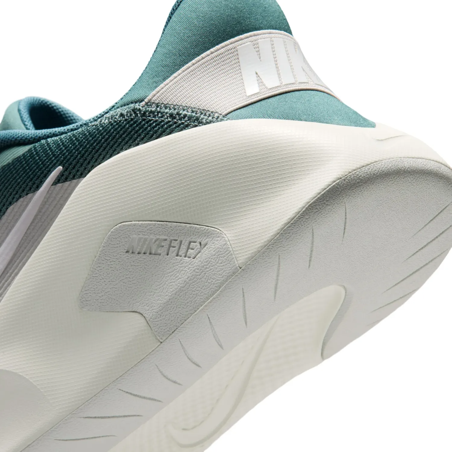 Zapatillas Nike Training Hombre Flex Train color tiza | Platanitos