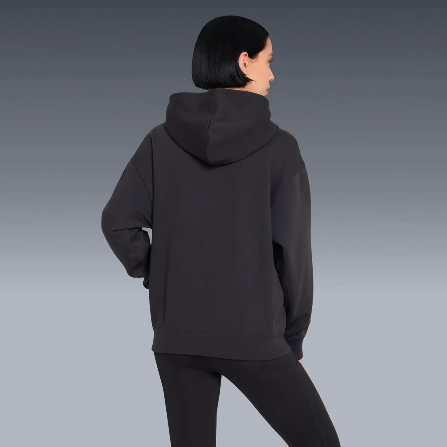 Polera Puma Deportiva Mujer Ess Graphic Hoodie color negro | Platanitos