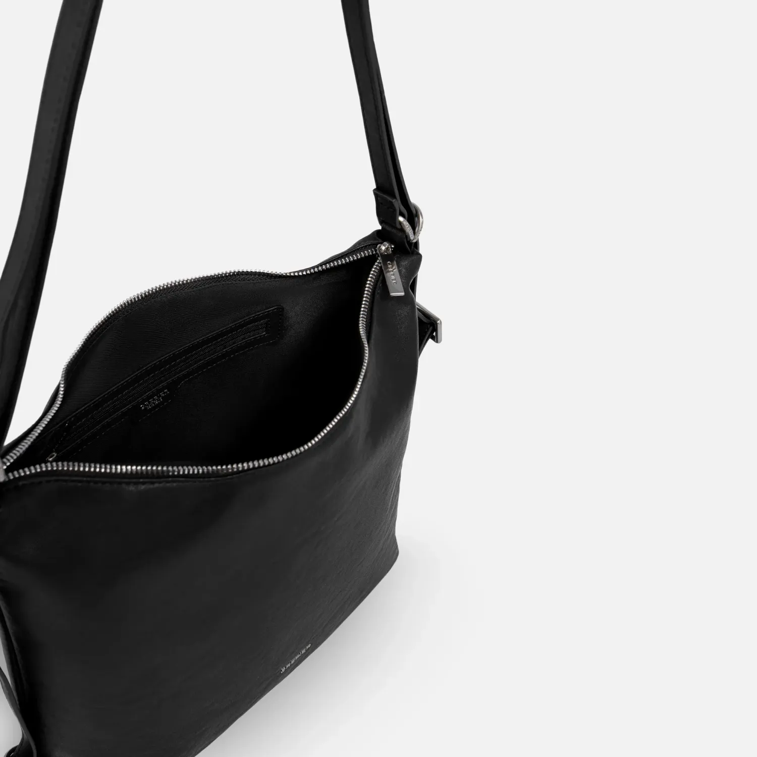 Bolso Crepier Mujer Hobo Kyra Mediano color negro | Platanitos