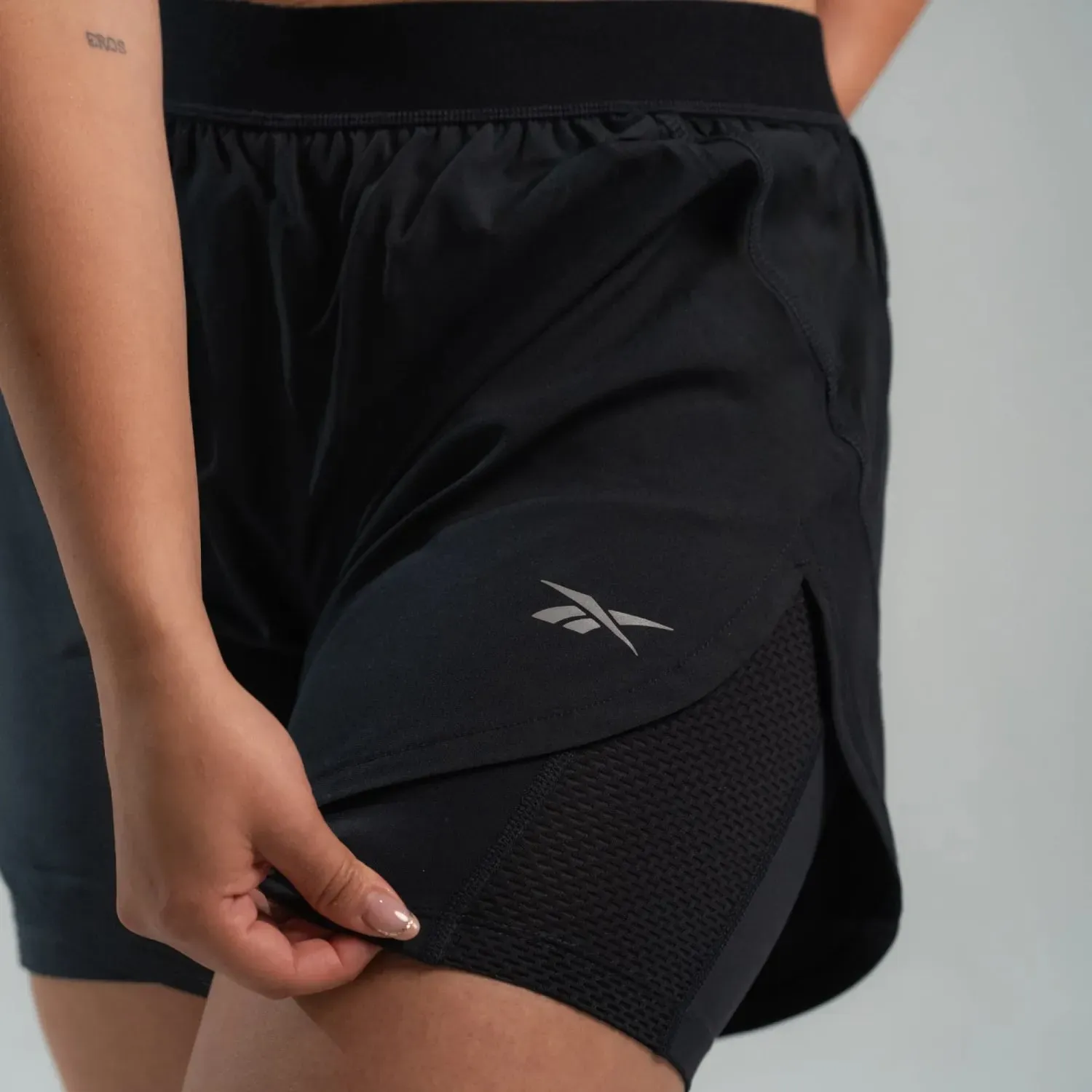 Short Reebok Running Mujer Running W  2in1 Short color negro | Platanitos