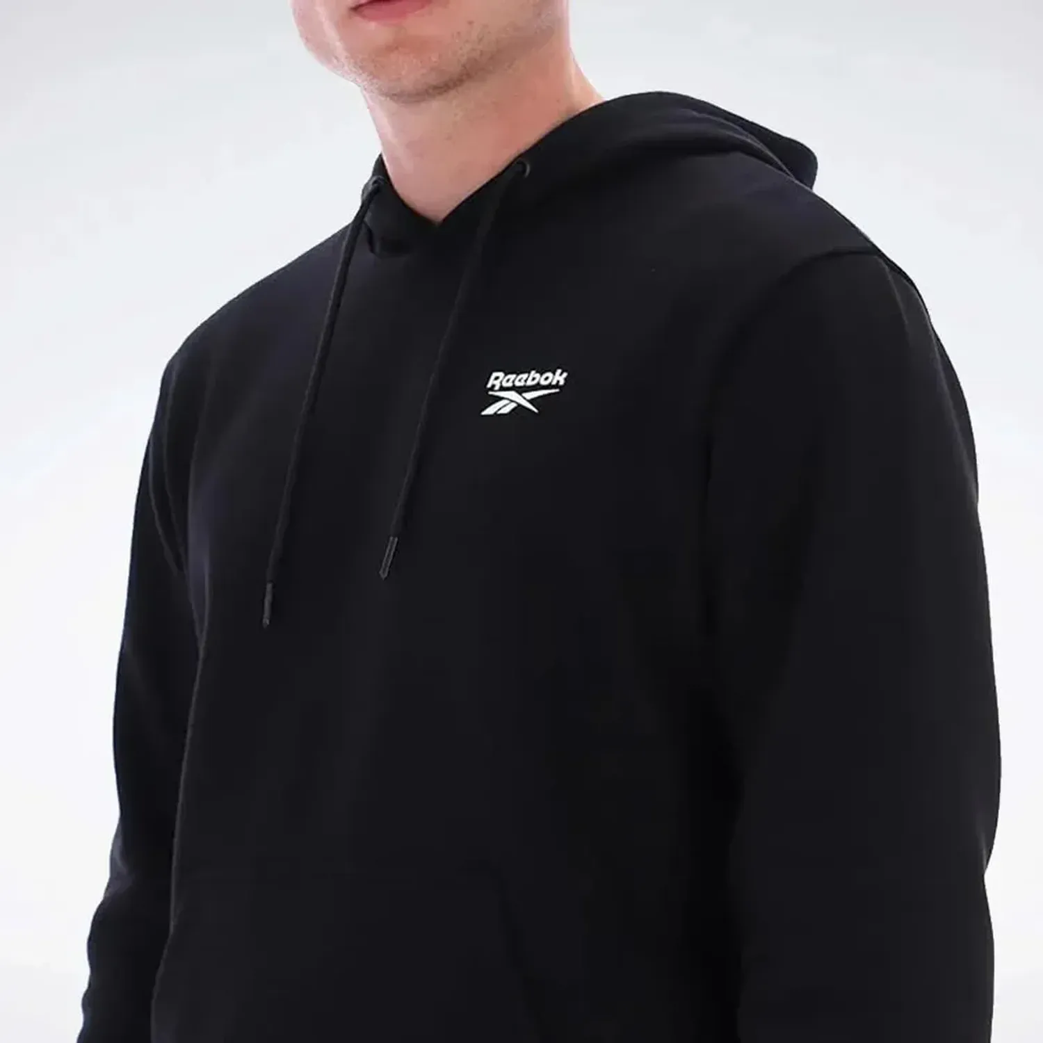 Polera Reebok Deportivo Hombre Small Logo Fleece Hoodie color negro | Platanitos