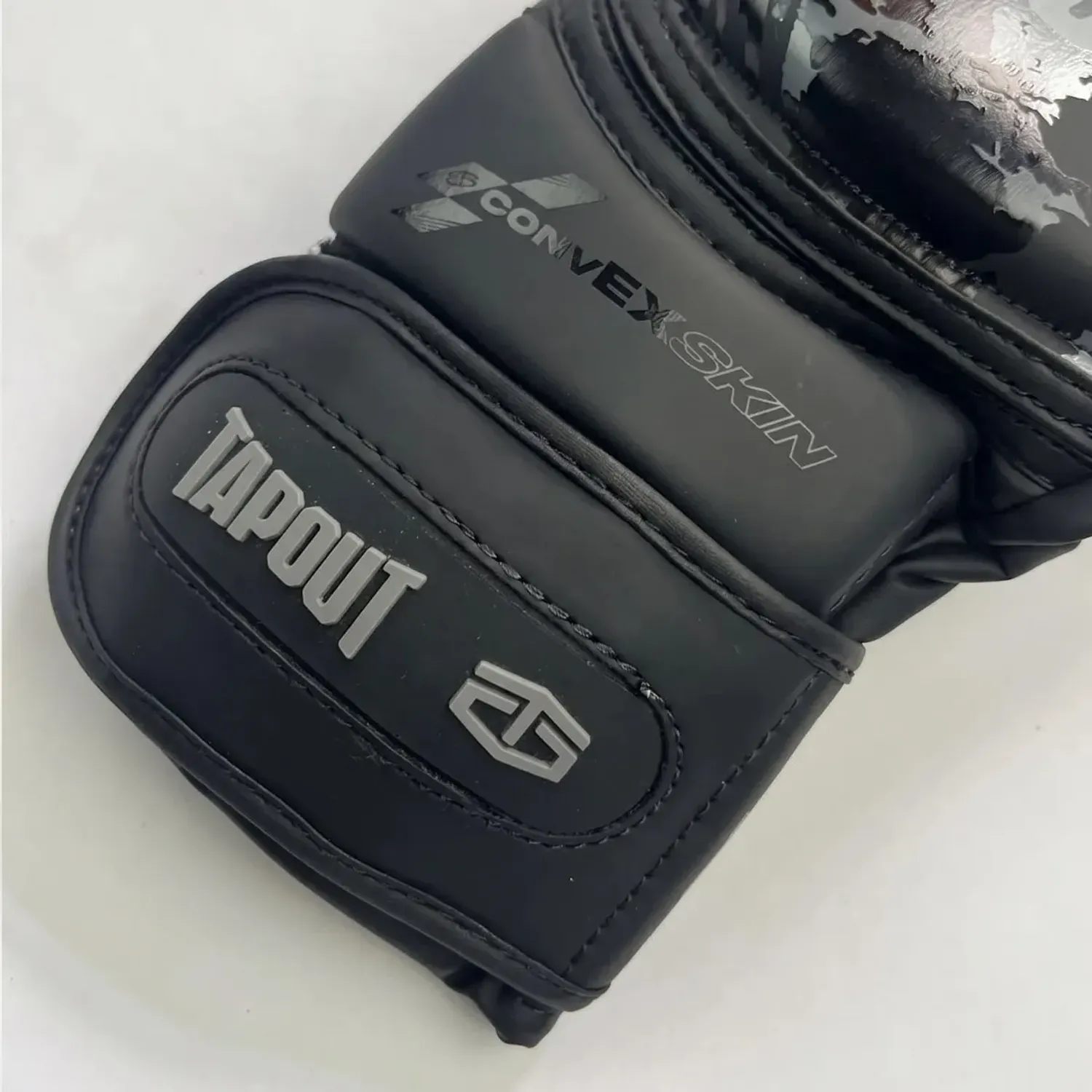 Guante Tapout Sparrin Mma Unisex Alko color negro | Platanitos