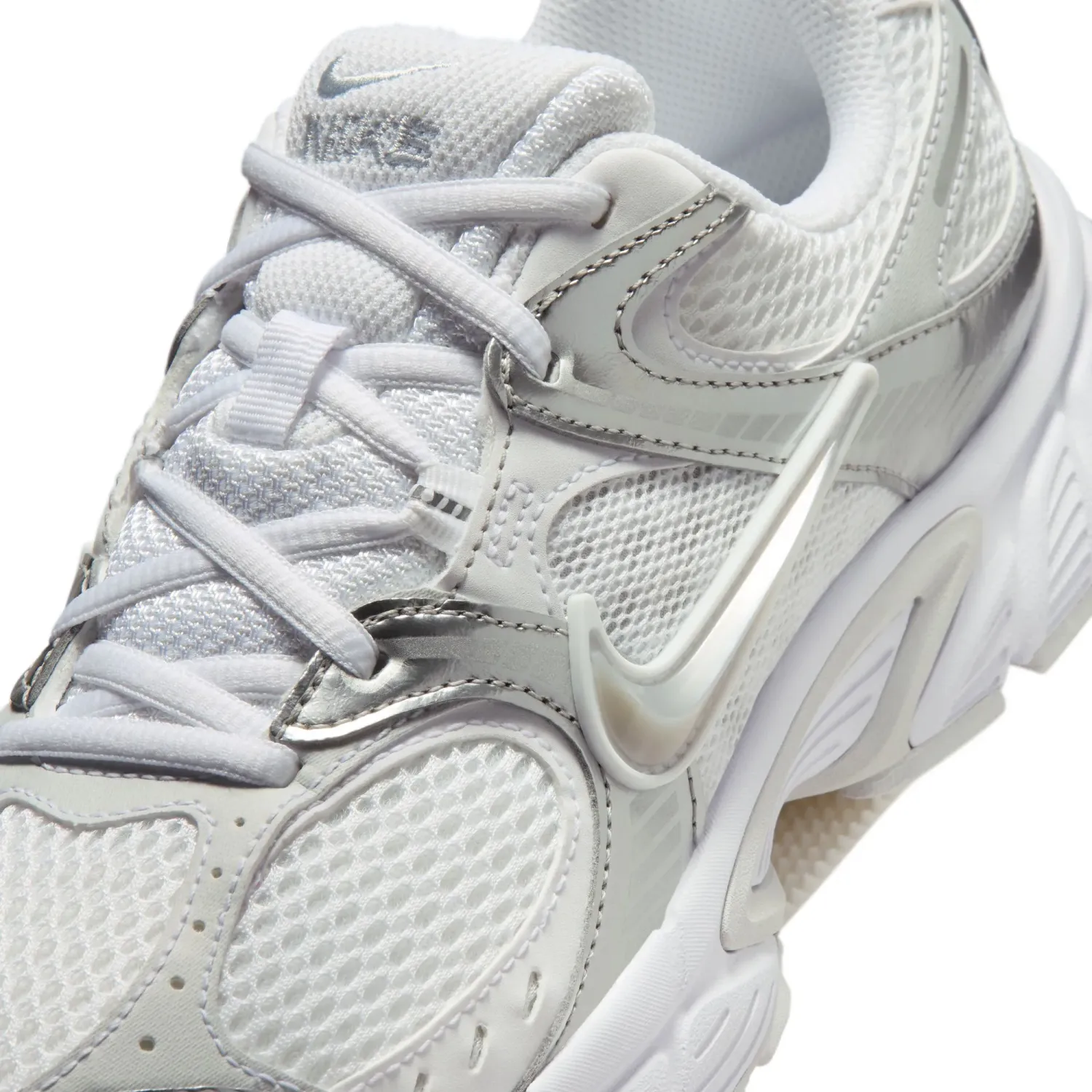 Zapatillas Nike Urbanas Mujer V5 Rnr color blanco / metalizado | Platanitos