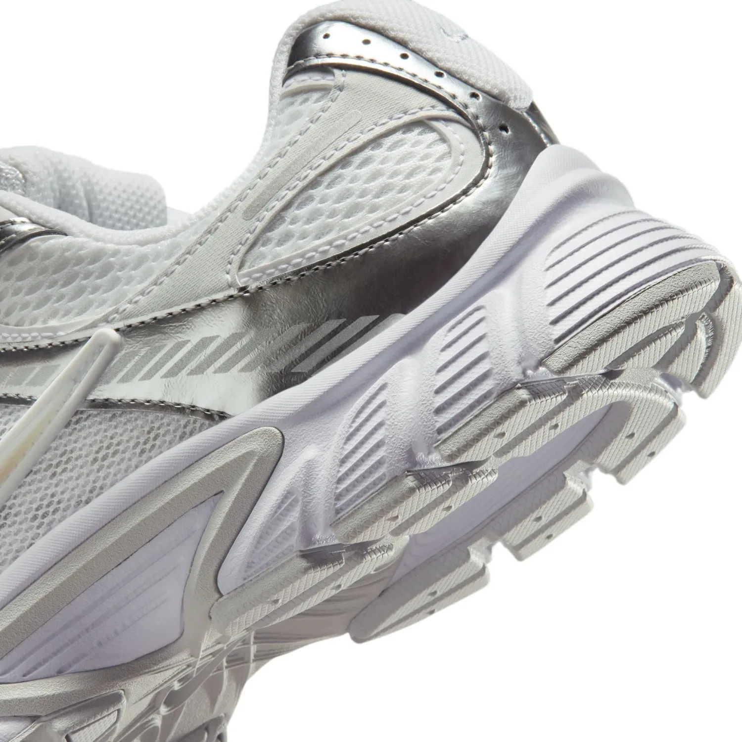 Zapatillas Nike Urbanas Mujer V5 Rnr color blanco / metalizado | Platanitos
