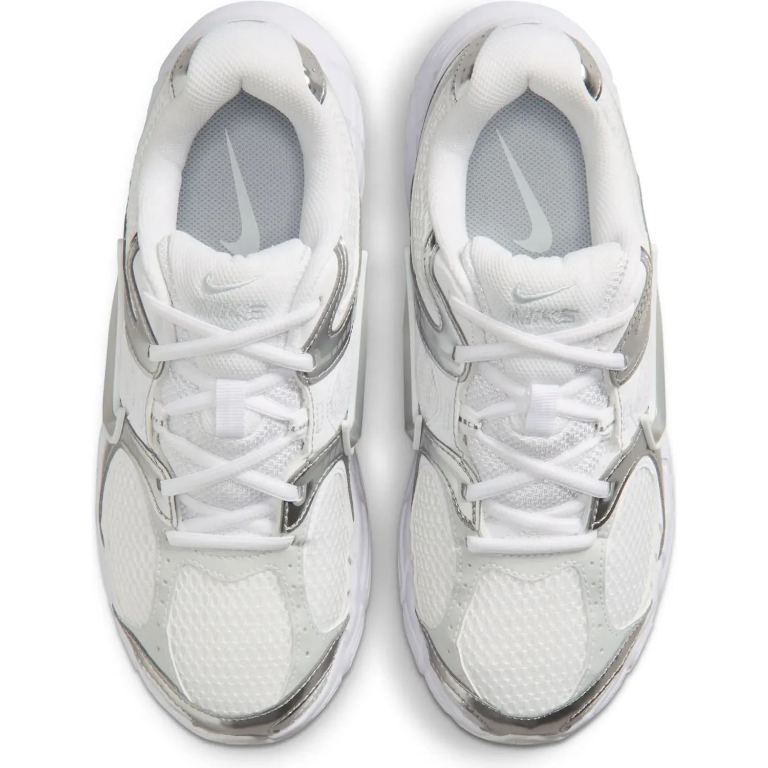 Zapatillas Nike Urbanas Mujer V5 Rnr color blanco / metalizado | Platanitos