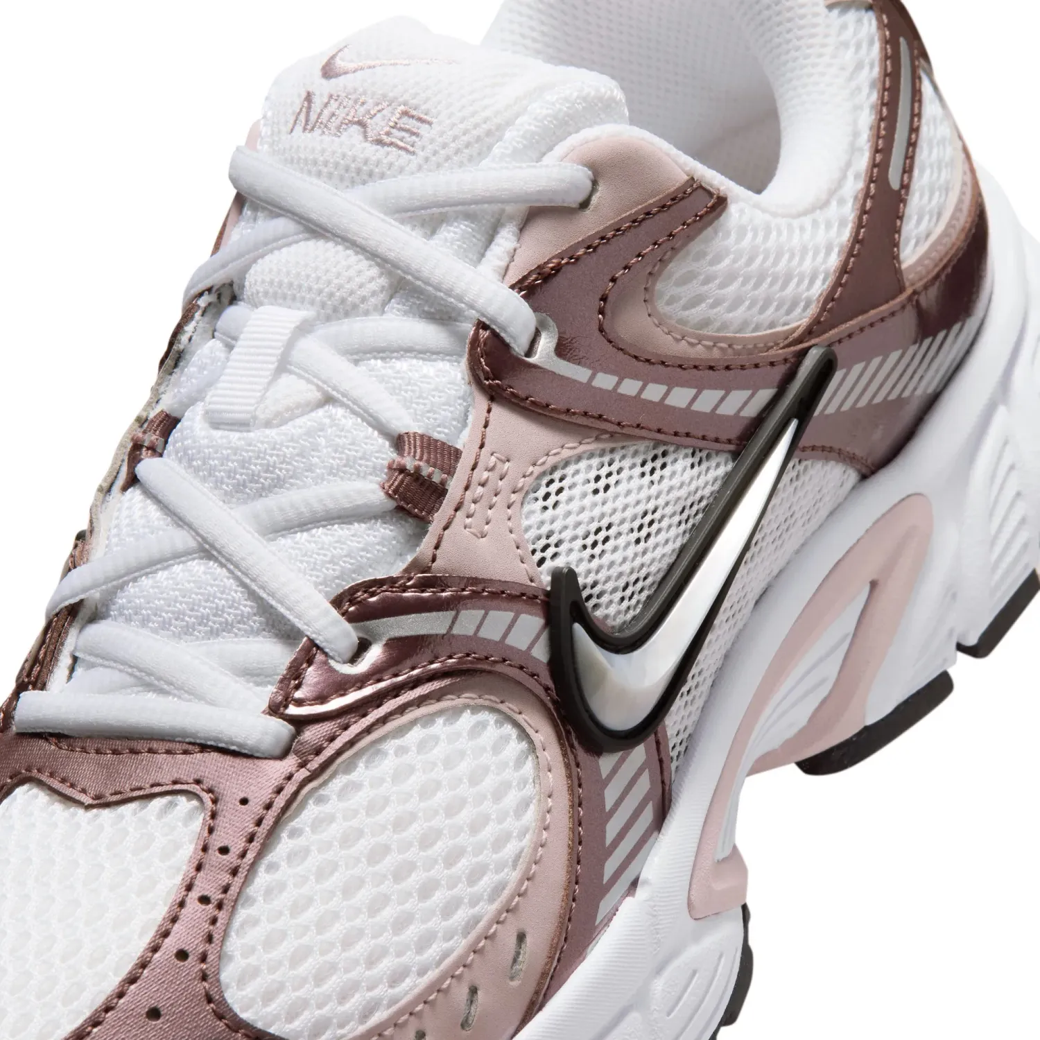 Zapatillas Nike Urbanas Mujer V5 Rnr color blanco / rosado | Platanitos