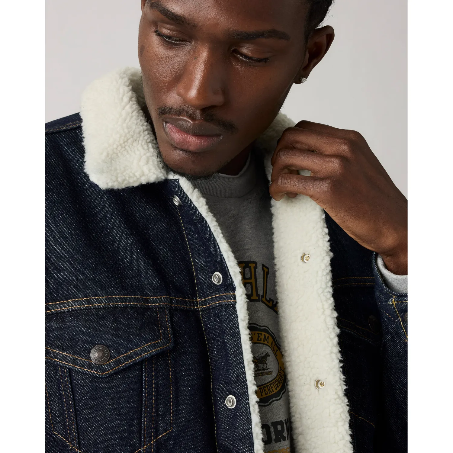 Levis Casaca Levis Jeans Hombre Denim Sherpa Trucker color grafito | Platanitos